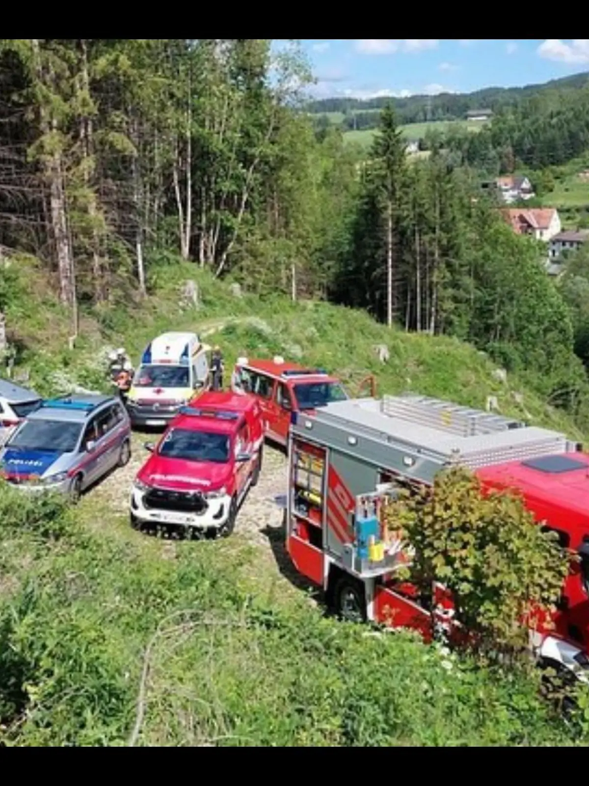 Feuerwehr und Polizeiautos stehen am Unfallort.