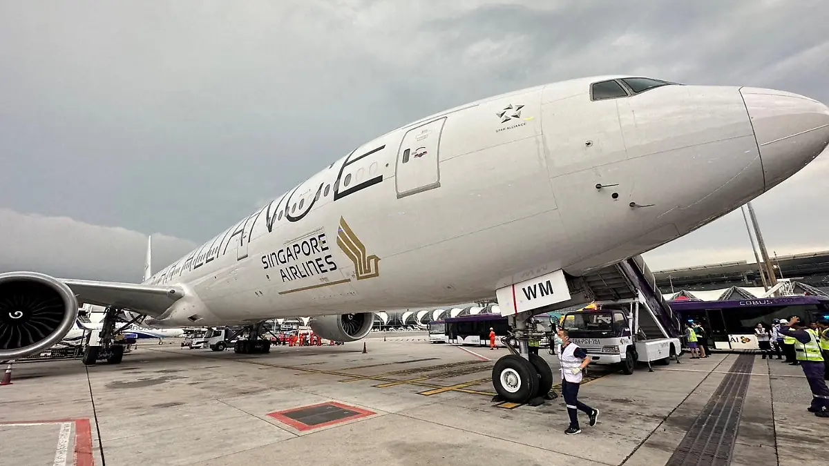 A Singapore Airlines aircraft is seen on tarmac after requesting an emergency landing at Bangkok's Suvarnabhumi International Airport, Thailand, May 21, 2024. Pongsakornr Rodphai/Handout via REUTERS    THIS IMAGE HAS BEEN SUPPLIED BY A THIRD PARTY. MANDATORY CREDIT. NO RESALES. NO ARCHIVES  BEST QUALITY AVAILABLE