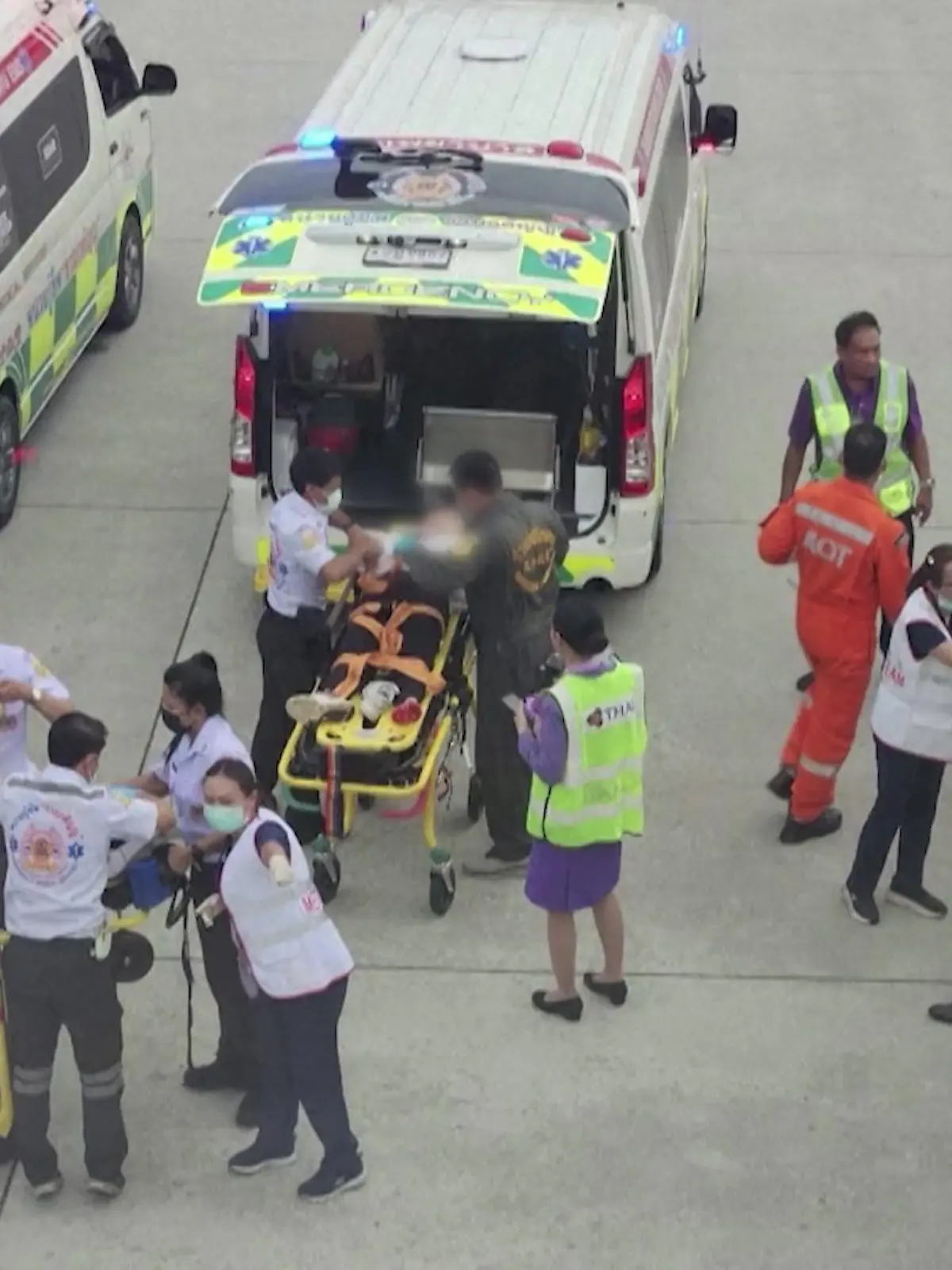 Auf einem Flug von London nach Singapur ist es zu schweren Turbulenzen gekommen - die Folgen: dramatisch! Eine Person stirbt, über 50 Menschen wurden verletzt. Wie kann sowas sein? Und vor allem: Wie wichtig ist es, WIRKLICH angeschnallt zu bleiben. Wir haben das mal getestet.