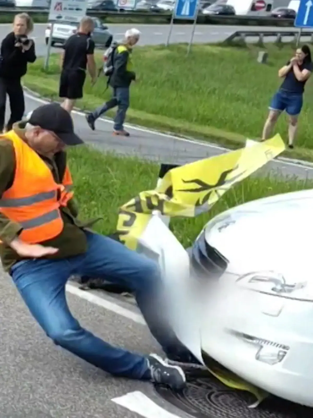 Zu Beginn der Pfingstferien demonstrieren Klima-Aktivisten der Letzten Generation im österreichischen Vorarlberg. Doch die Aktion stößt nicht bei allen auf Verständnis - zwei Autofahrer attackierten die Demonstrierenden brutal.