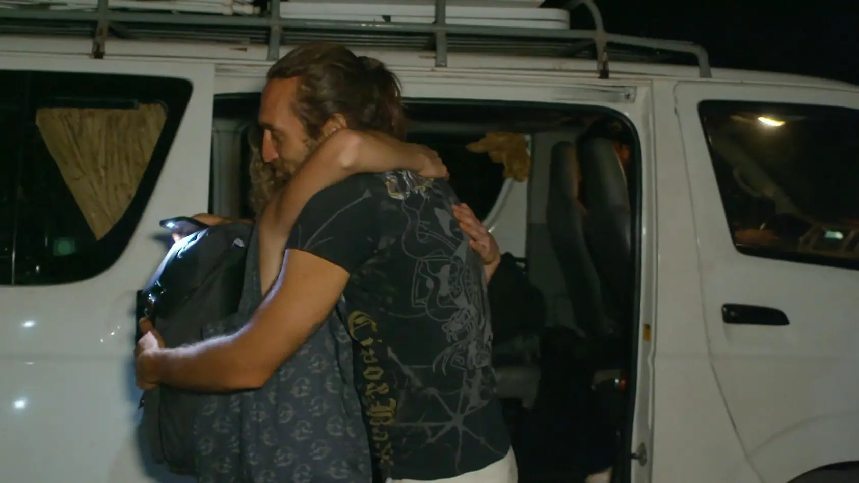 Come addio, un breve abbraccio tra i due candidati