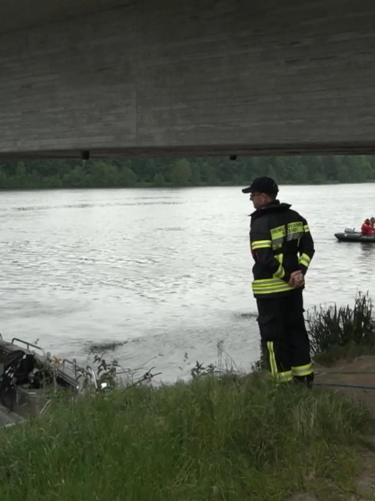Er soll in einer Plastiktüte eingewickelt gewesen sein: In Vohburg an der Donau hat ein Kanufahrer bereits am vergangenen Donnerstag einen toten Jungen entdeckt.
Mit einem Paddel brachte er die Leiche ans Ufer, die Obduktion hat nun ergeben: Das Kind war etwa vier bis sechs Jahre alt.
Die Kriminalpolizei ermittelt jetzt, auch ein mögliches Verbrechen wird in Betracht gezogen. Die Beamten suchen nun den Ort, an dem der Junge gefunden wurde, ab – in der Hoffnung, weitere Hinweise zu finden.