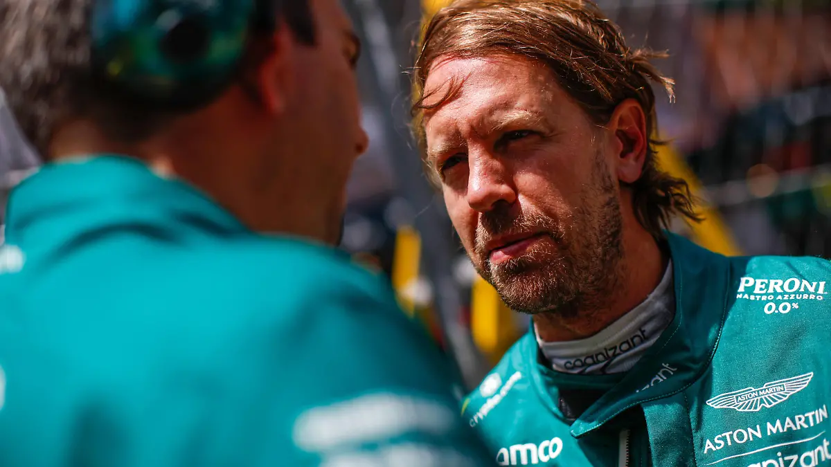  Formula 1 2022: Spanish GP CIRCUIT DE BARCELONA-CATALUNYA, SPAIN - MAY 22: Sebastian Vettel, Aston Martin, on the grid during the Spanish GP at Circuit de Barcelona-Catalunya on Sunday May 22, 2022 in Barcelona, Spain. Photo by Zak Mauger / LAT Images Images PUBLICATIONxINxGERxSUIxAUTxHUNxONLY GP2206_123347_56I1334