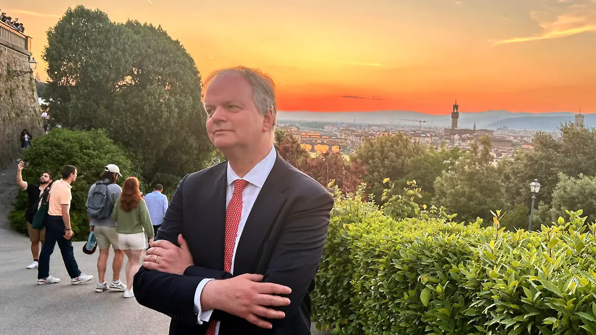 ARCHIV - 11.05.2024, Italien, Florenz: Eike Schmidt, Kunsthistoriker aus Deutschland, ehemaliger Museumsdirektor der Uffizien (2015-2023) und Mitte-Rechts-Kandidat um das Amt des Bürgermeisters in Florenz, aufgenommen am 11.05.2024 in Florenz. (zu dpa: «Meloni statt Medici - Deutscher will ins Rathaus von Florenz») Foto: Christoph Sator/dpa +++ dpa-Bildfunk +++