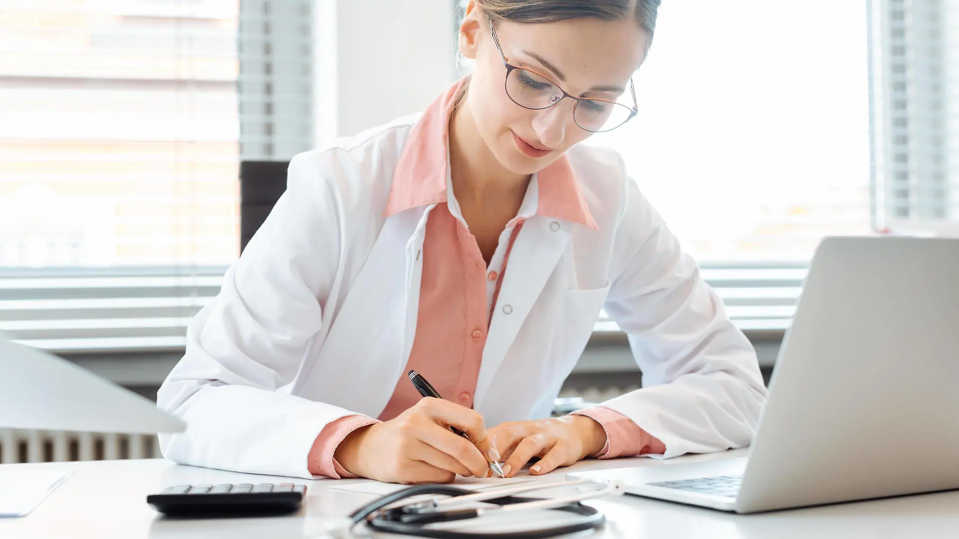 Doctor doing office works and administration on the desk in her office Copyright: xKzenonx Panthermedia28193700 ,model released, Symbolfoto