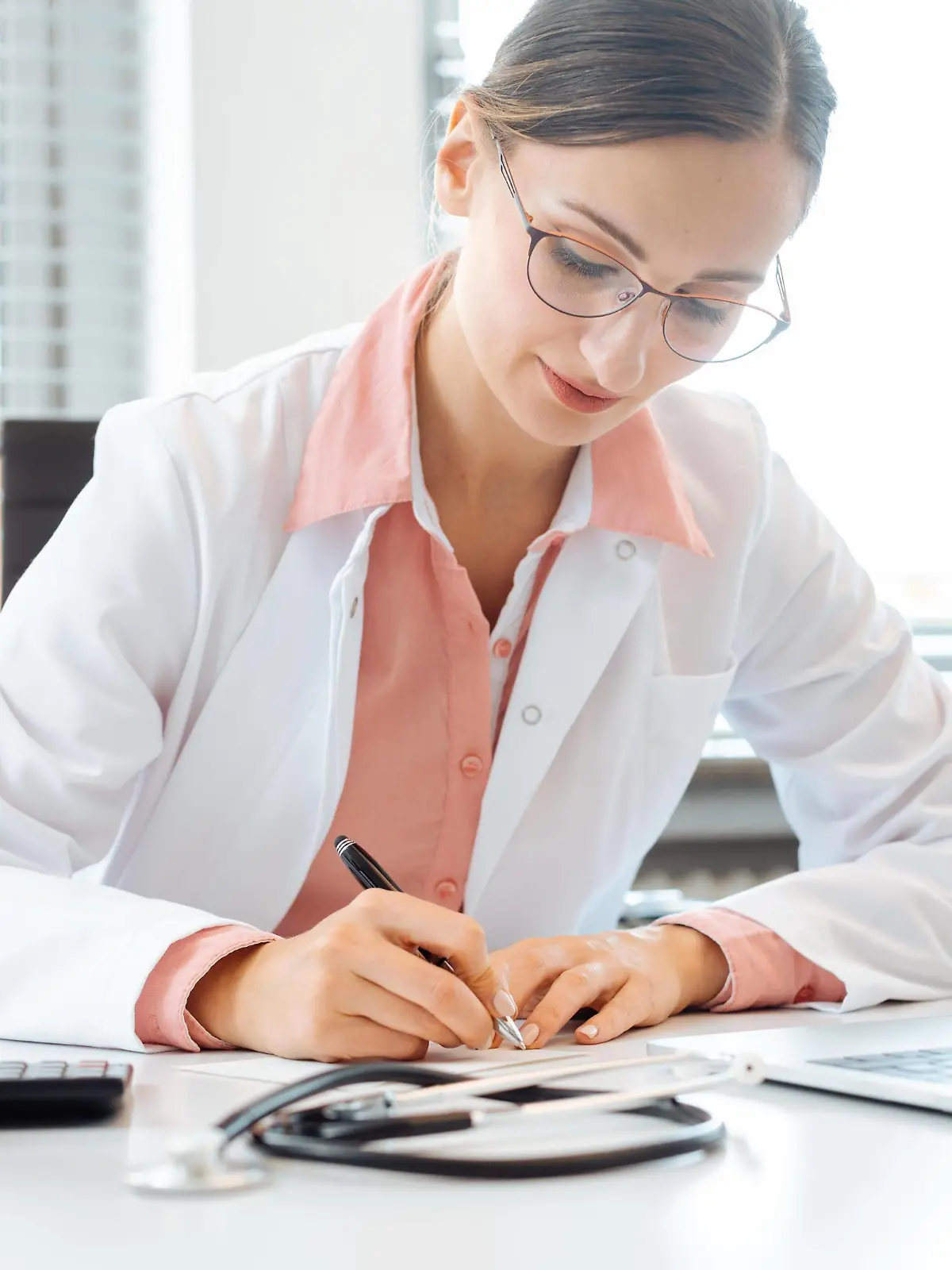  Doctor doing office works and administration on the desk in her office Copyright: xKzenonx Panthermedia28193700 ,model released, Symbolfoto