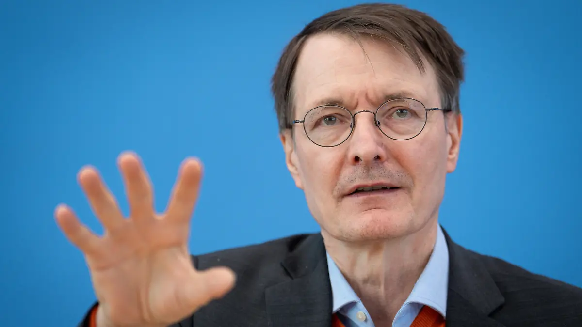 Bundespressekonferenz zum Bundes-Klinik-Atlas Prof. Dr. Karl Lauterbach, Bundesminister fuer Gesundheit mit besonderer Geste bei der Bundespressekonferenz zum Bundes-Klinik-Atlas des Bundesgesundheitsministerium, Berlin , 17.05.2024 Berlin Berlin Deutschland *** Federal Press Conference on the Federal Clinic Atlas Prof Dr Karl Lauterbach, Federal Minister of Health with a special gesture at the Federal Press Conference on the Federal Clinic Atlas of the Federal Ministry of Health, Berlin , 17 05 2024 Berlin Berlin Germany