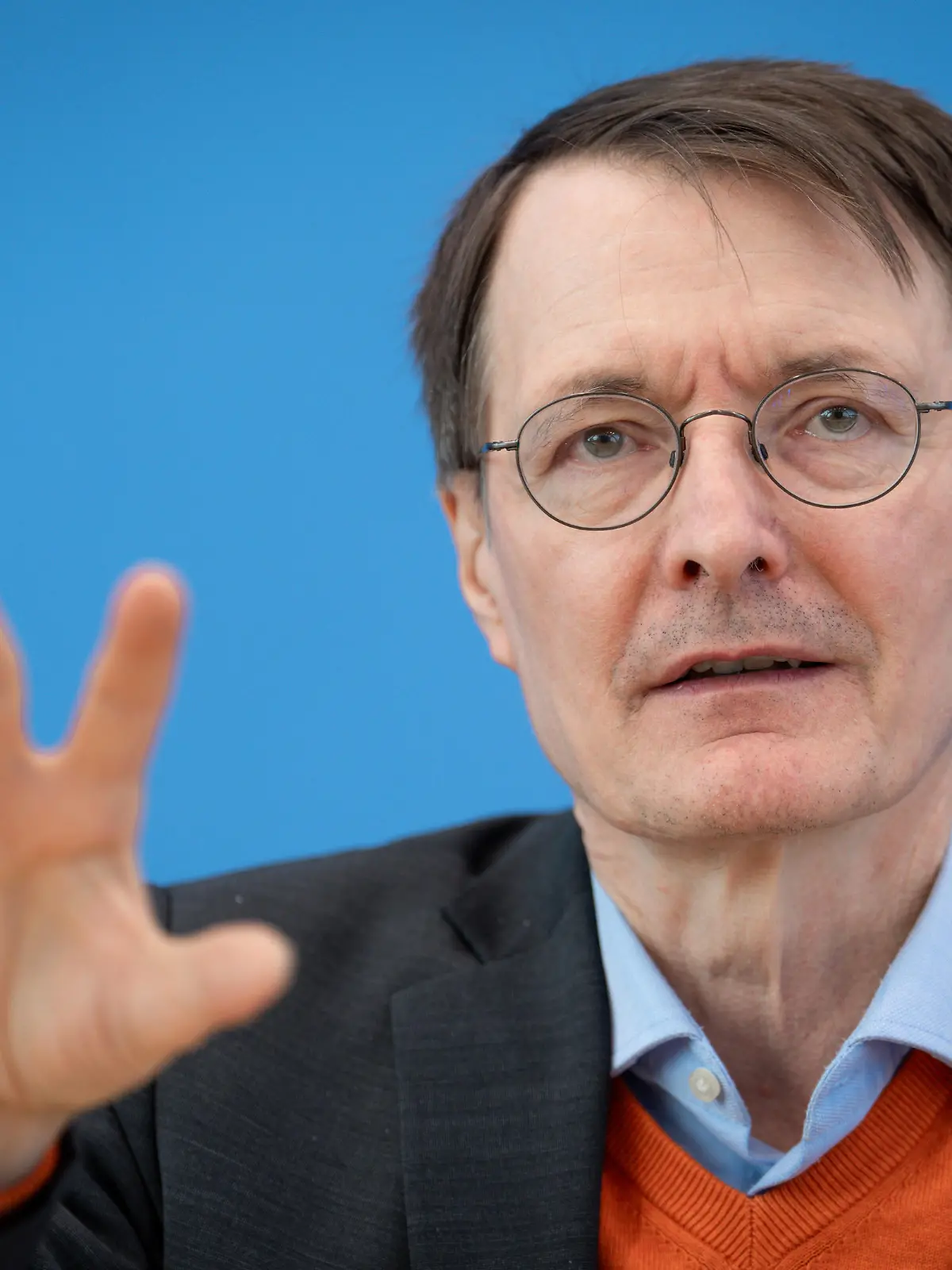 Bundespressekonferenz zum Bundes-Klinik-Atlas Prof. Dr. Karl Lauterbach, Bundesminister fuer Gesundheit mit besonderer Geste bei der Bundespressekonferenz zum Bundes-Klinik-Atlas des Bundesgesundheitsministerium, Berlin , 17.05.2024 Berlin Berlin Deutschland *** Federal Press Conference on the Federal Clinic Atlas Prof Dr Karl Lauterbach, Federal Minister of Health with a special gesture at the Federal Press Conference on the Federal Clinic Atlas of the Federal Ministry of Health, Berlin , 17 05 2024 Berlin Berlin Germany