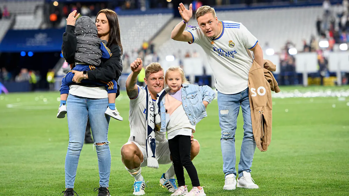 Toni KROOS Real mit seiner Familie, Kinder, Bruder Felix KROOS r. , Ehefrau Jessica, Baby, winkend, winken Fussball Champions League Finale 2022, Liverpool FC LFC - Real Madrid Real 0:1, am 28.05.2022 in Paris/ Frankreich.  *** Toni KROOS Real with his family, children, brother Felix KROOS r , wife Jessica, baby, waving, waving Football Champions League Final 2022, Liverpool FC LFC Real Madrid Real 0 1, on 28 05 2022 in Paris France  