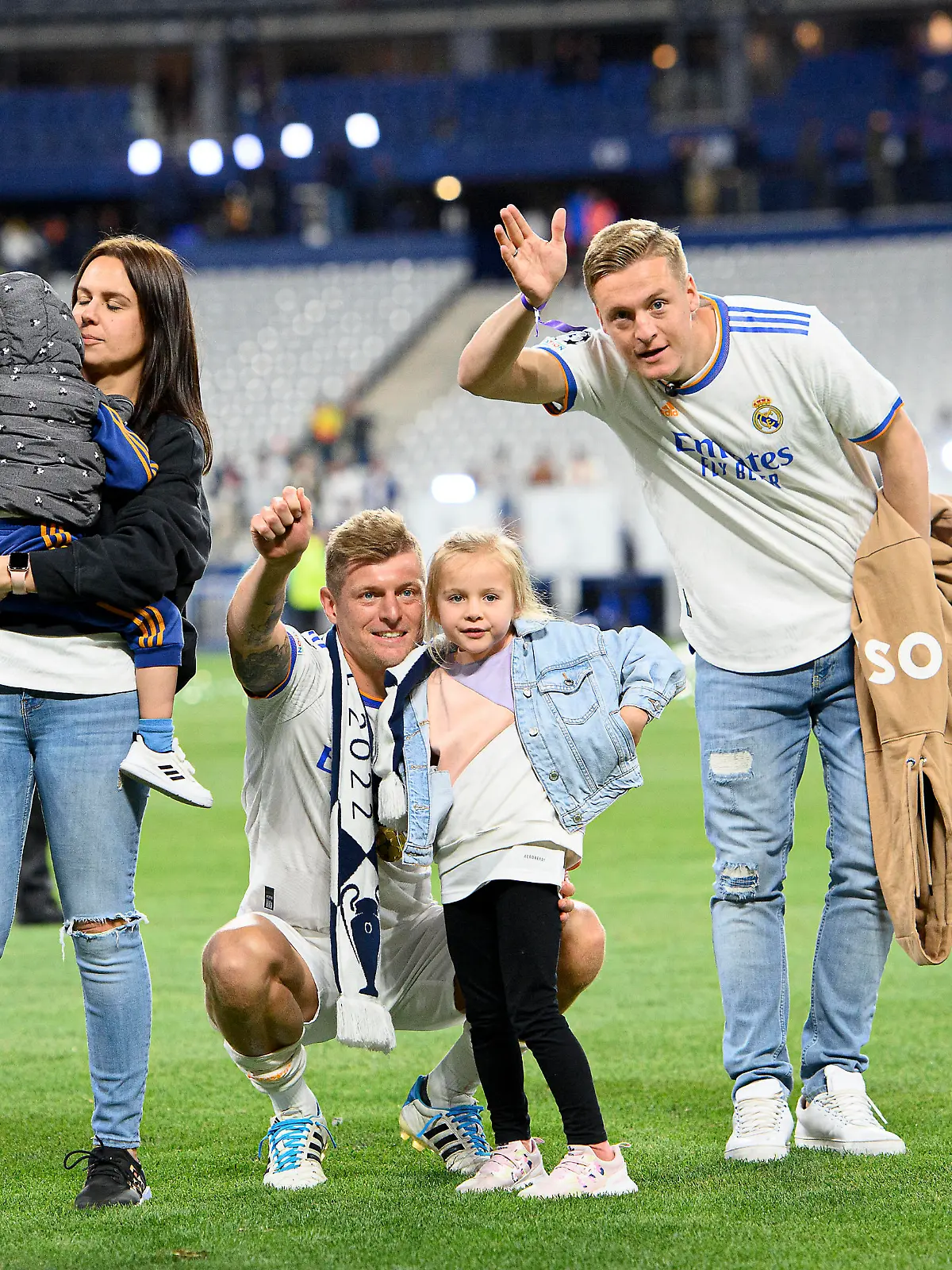 Toni KROOS Real mit seiner Familie, Kinder, Bruder Felix KROOS r. , Ehefrau Jessica, Baby, winkend, winken Fussball Champions League Finale 2022, Liverpool FC LFC - Real Madrid Real 0:1, am 28.05.2022 in Paris/ Frankreich.  *** Toni KROOS Real with his family, children, brother Felix KROOS r , wife Jessica, baby, waving, waving Football Champions League Final 2022, Liverpool FC LFC Real Madrid Real 0 1, on 28 05 2022 in Paris France  