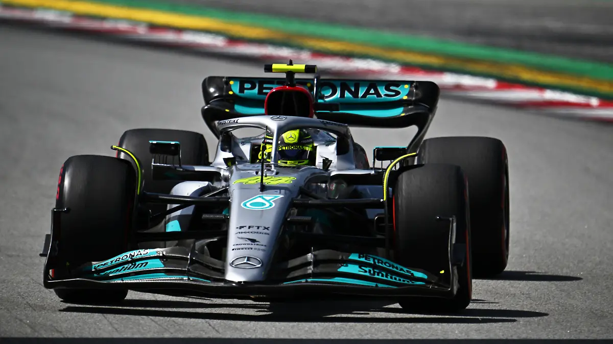 BARCELONA, SPAIN - MAY 22: Lewis Hamilton of Great Britain driving the (44) Mercedes AMG Petronas F1 Team W13 on track during the F1 Grand Prix of Spain at Circuit de Barcelona-Catalunya on May 22, 2022 in Barcelona, Spain. (Photo by Clive Mason/Getty Images)