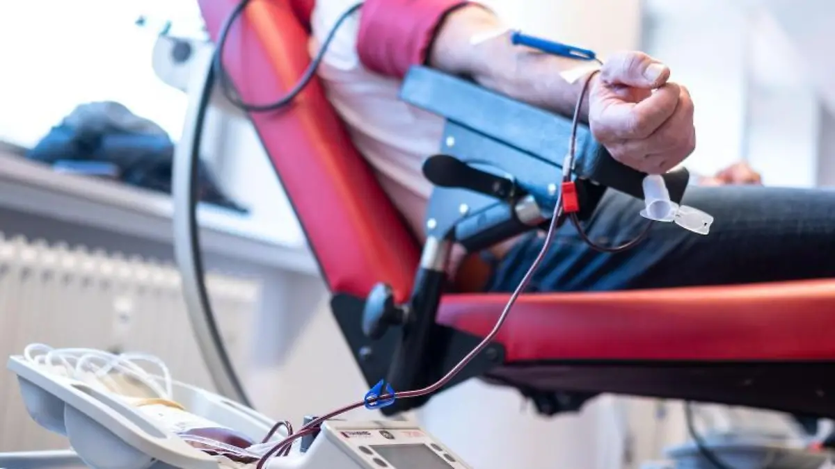 Eine Blutkonserve liegt in einem Blutspendezentrum auf einer Waage. Foto: Marius Becker/dpa/Symbolbild