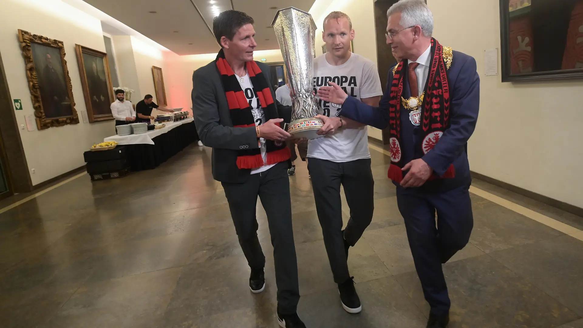 FRANKFURT AM MAIN, GERMANY - MAY 19: Frankfurt Mayor Peter Feldmann (SPD), Frankfurt's Sebastian Rode and head coach Oliver Glasner (r-l) meet in the town hall during the official celebration of winning the UEFA Europa League Final 2021/22 at Frankfurt City Hall on May 19, 2022 in Frankfurt am Main, Germany. Eintracht Frankfurt beat Rangers FC in the UEFA Europa League final penalty shootout on May 18, 2022 in Seville, Spain. (Photo by Sebastian Gollnow - Pool/Getty Images)