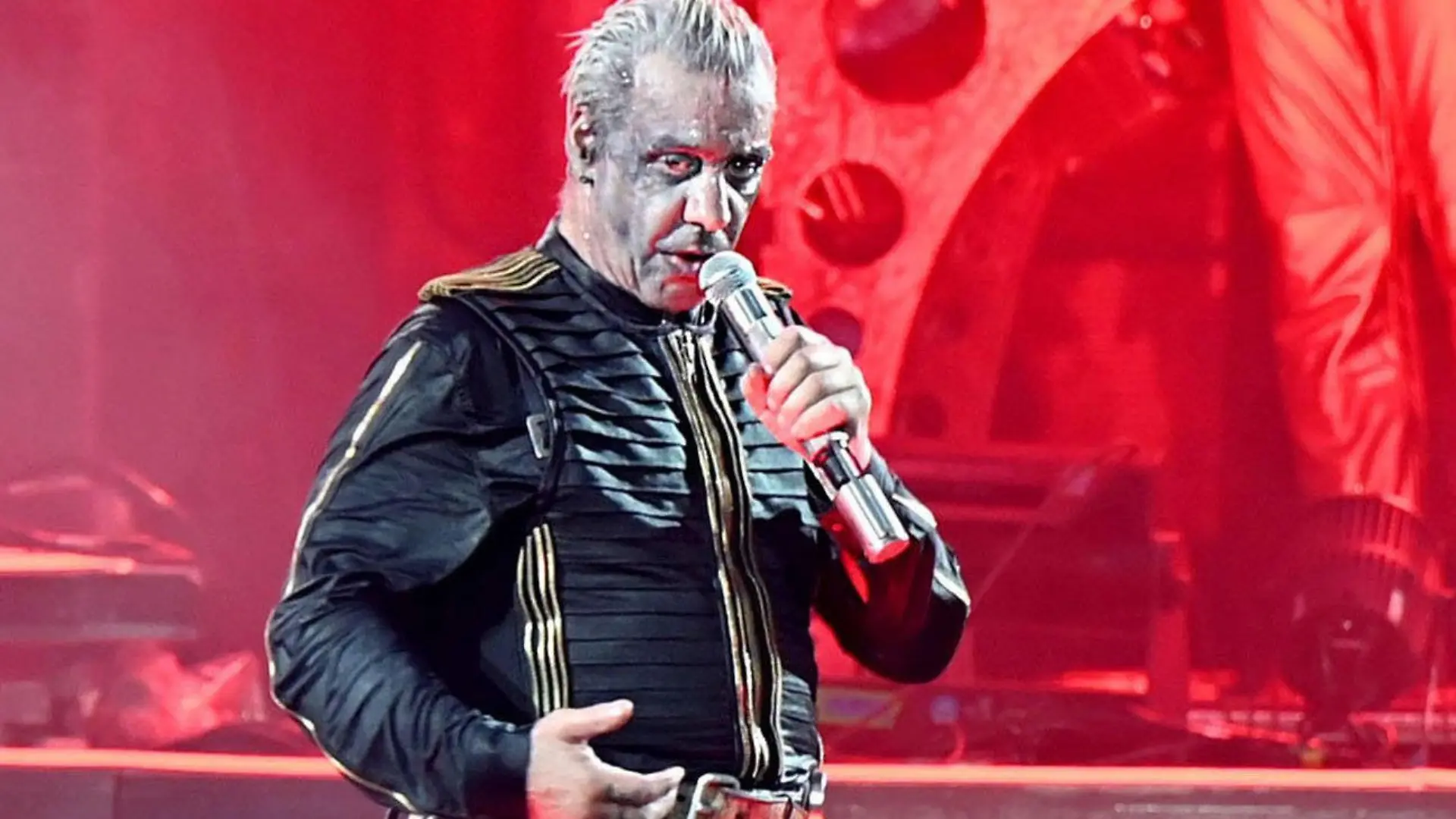ARCHIV - 18.06.2022, Nordrhein-Westfalen, Düsseldorf: Till Lindemann, Frontsänger der Band Rammstein, steht im Rahmen der Deutschland-Tournee mit dem Album «Zeit» auf der Bühne. (zu dpa KORR ««Ich will, dass ihr mir glaubt» - Rammstein vor Berliner Heimspielen») Foto: Malte Krudewig/dpa +++ dpa-Bildfunk +++