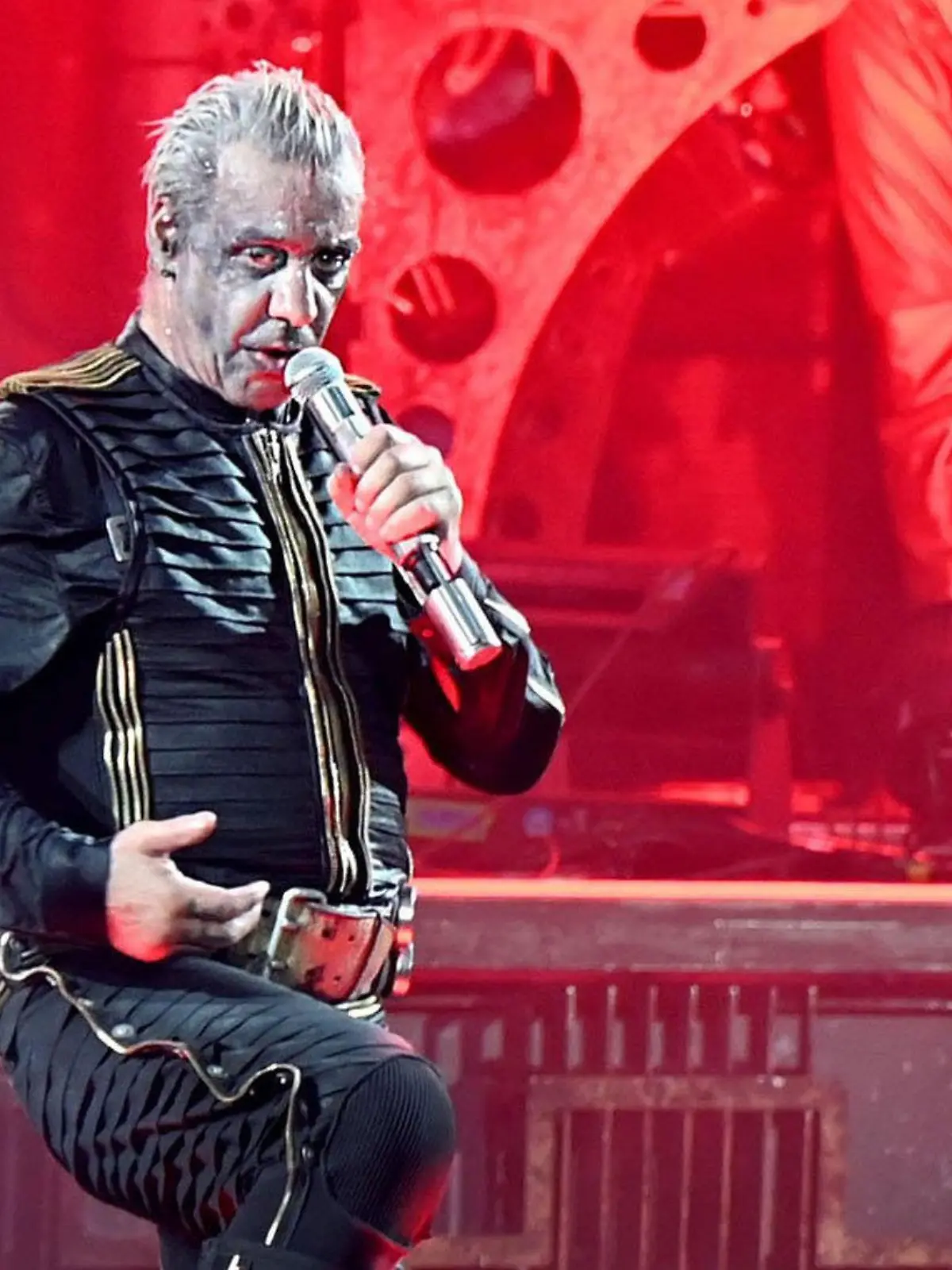 ARCHIV - 18.06.2022, Nordrhein-Westfalen, Düsseldorf: Till Lindemann, Frontsänger der Band Rammstein, steht im Rahmen der Deutschland-Tournee mit dem Album «Zeit» auf der Bühne. (zu dpa KORR ««Ich will, dass ihr mir glaubt» - Rammstein vor Berliner Heimspielen») Foto: Malte Krudewig/dpa +++ dpa-Bildfunk +++