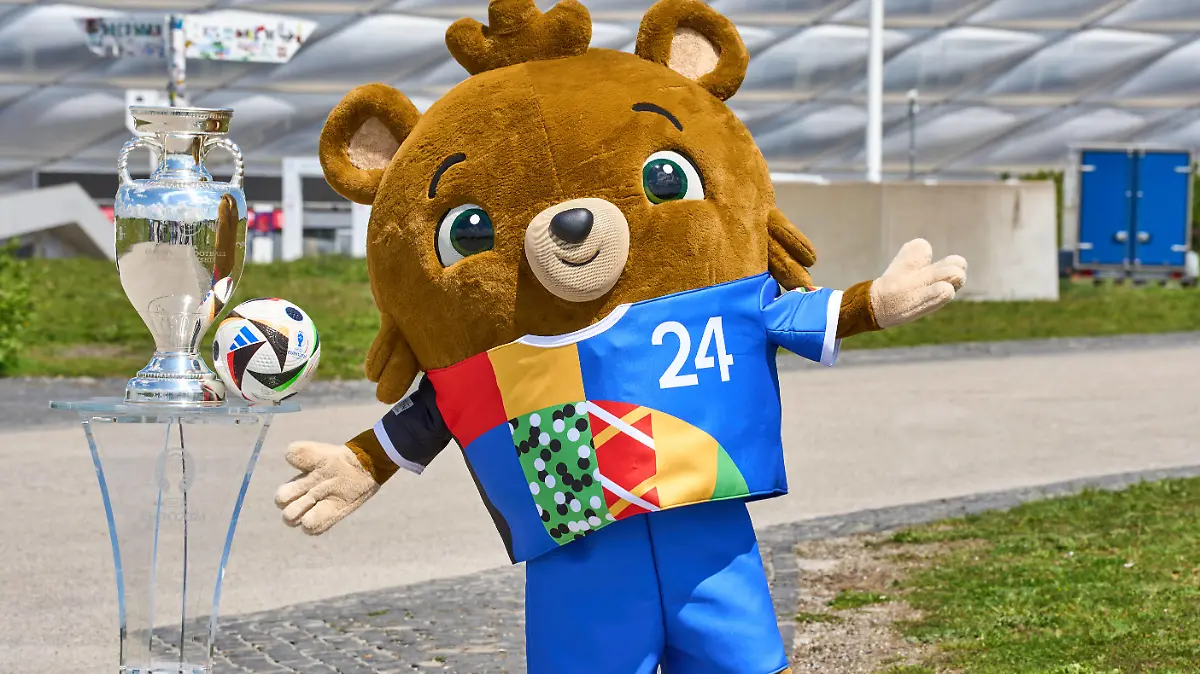 Munich, Bavaria, Germany - May 13, 2024: UEFA EURO, EM, Europameisterschaft,Fussball 2024 mascot Albärt with the Adidas match ball and the Henri Delaunay Cup in front of the Allianz Arena in Munich *** Maskottchen Albärt der Fußball-EM UEFA EURO 2024 mit dem Spielball von Adidas und dem Henri-Delaunay-Pokal vor der Allianz Arena in München