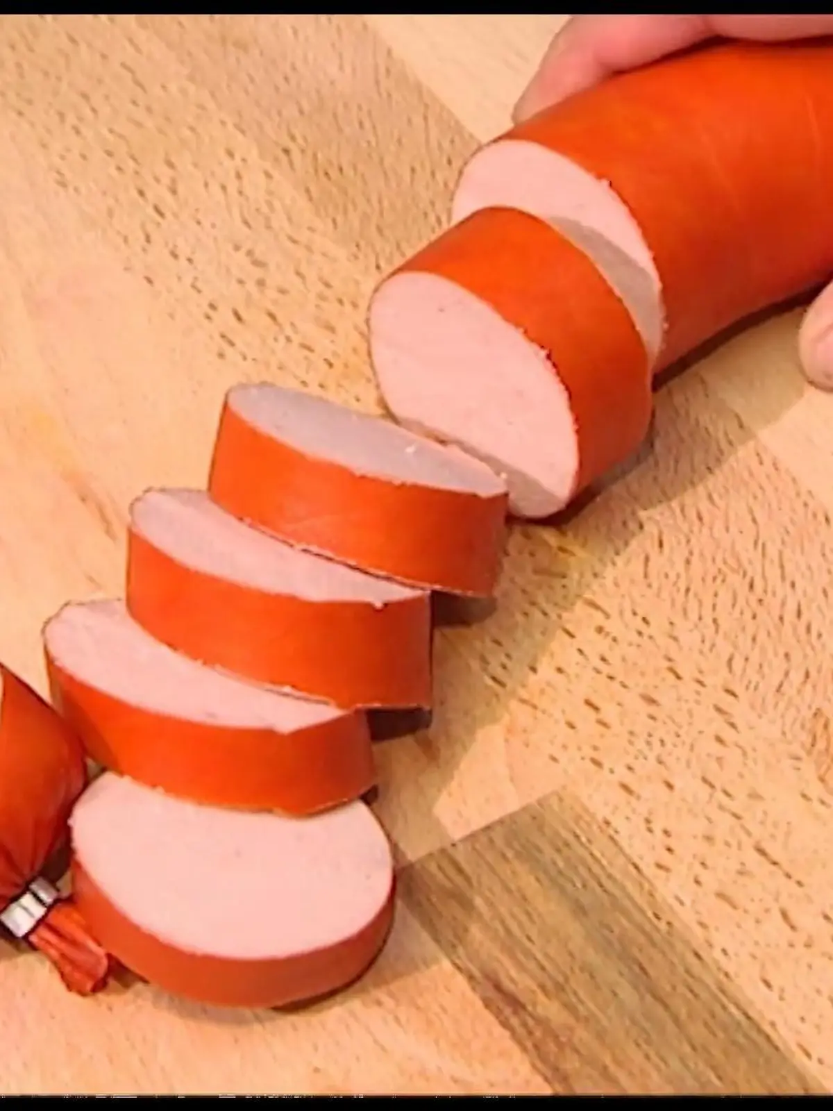 Wenn ihr Fleischwurst im Kühlschrank liegen habt, solltet ihr noch einmal ganz genau aufs Mindesthaltbarkeitsdatum und die Marke achten. Rewe ruft derzeit eine beliebte Wurst aus seinem Sortiment zurück. Der Grund, die Wurst sei "weich, pastös und kann vorzeitig verderben". Der Kaufpreis wird bei Rückgabe auch ohne Bon erstattet.