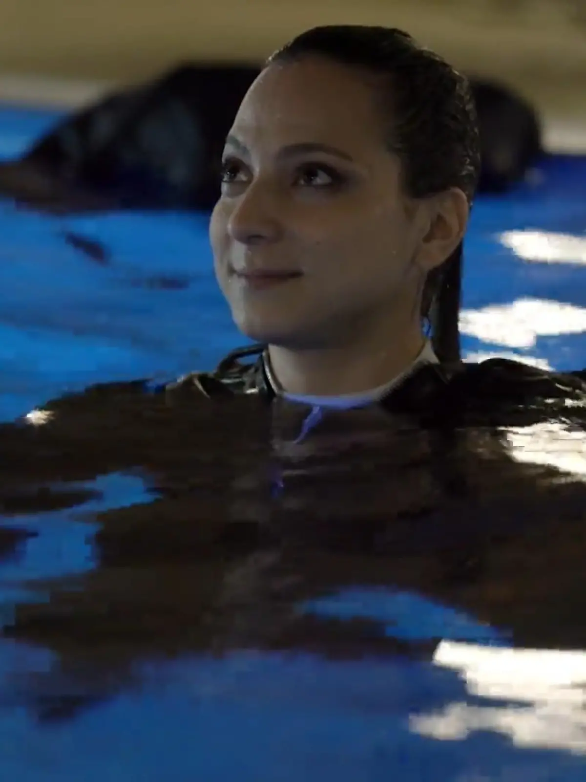 AWZ-Folge 4452 vom 23.05.24: Ihre nächtliche Begegnung mit Justus am Pool des Zentrums hinterlässt bei Charlie Spuren: Sie verliebt sich in ihn.