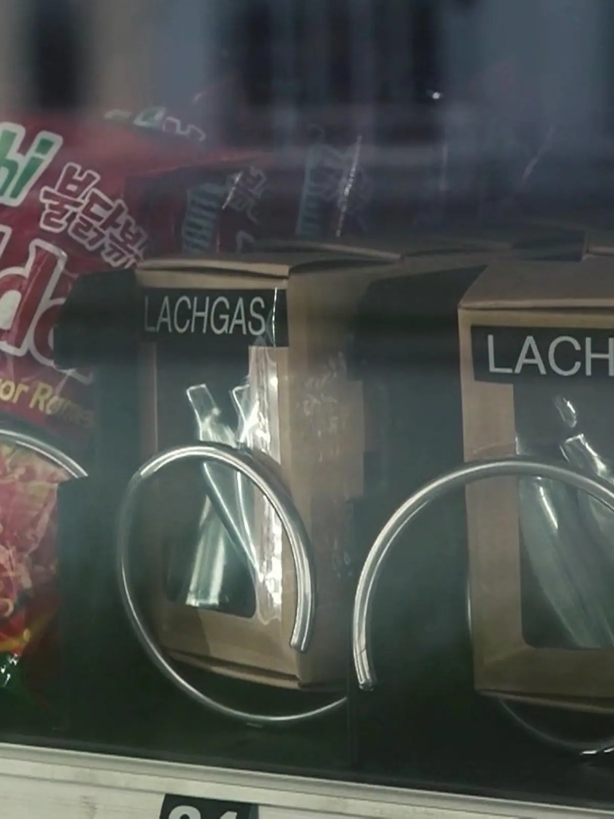Eine gefährliche Partydroge neben Schokoriegeln und Gummibärchen. Ganz legal im Automaten oder Kiosk. Das gibt es wirklich - 
und zwar hier bei uns! Es geht um Lachgas, das in Deutschland weder verboten ist, noch einer Altersbeschränkung unterliegt. Besonders Jugendliche nehmen die Droge für Rauschzustände, die alles andere als harmlos sind. Eltern und Ärzte fordern jetzt ein Verbot.