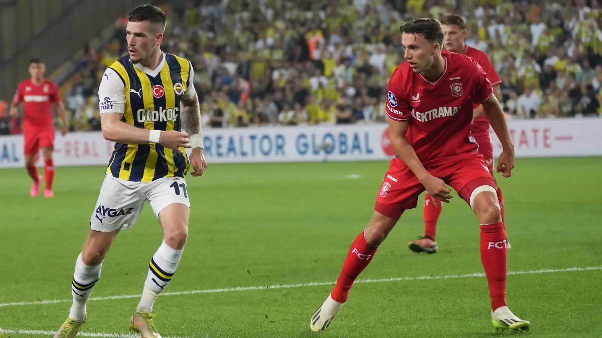 Ryan Kent L of Fenerbahce and Youri Regeer R of Twente during the UEFA Europa Conference League Play off round first leg match between Fenerbahce and Twente at Ulker Stadium on August 24, 2023 in Istanbul, Turkey. Istanbul Turkey Copyright: xSeskimPhotox Fenerbahce-Twente-240823 205