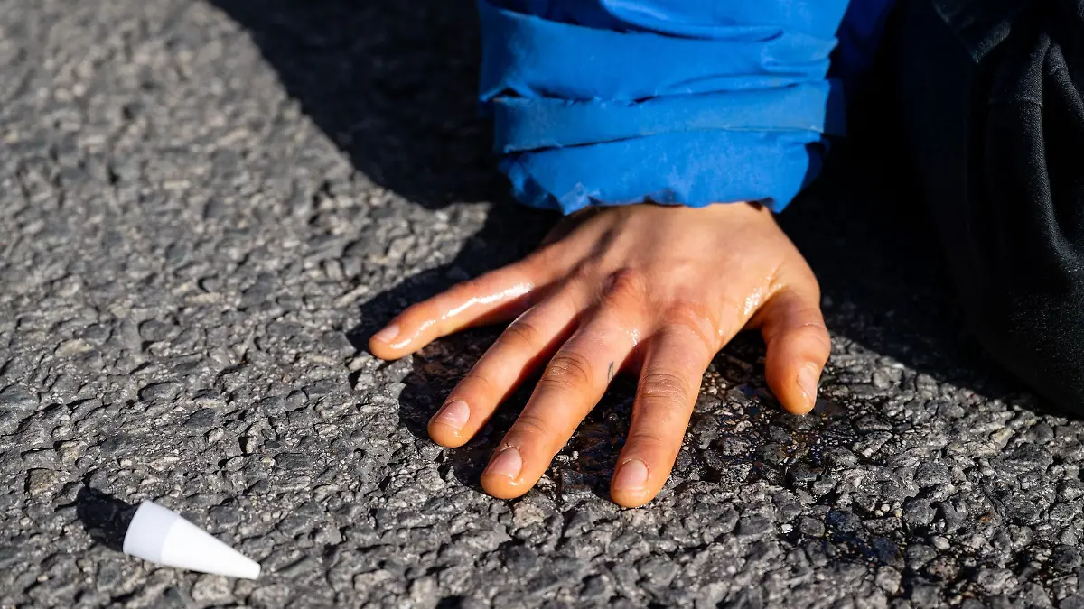 Klimaaktivisten haben sich am Karlsplatz in der Innenstadt auf die Fahrbahn geklebt und blockieren die Straße.