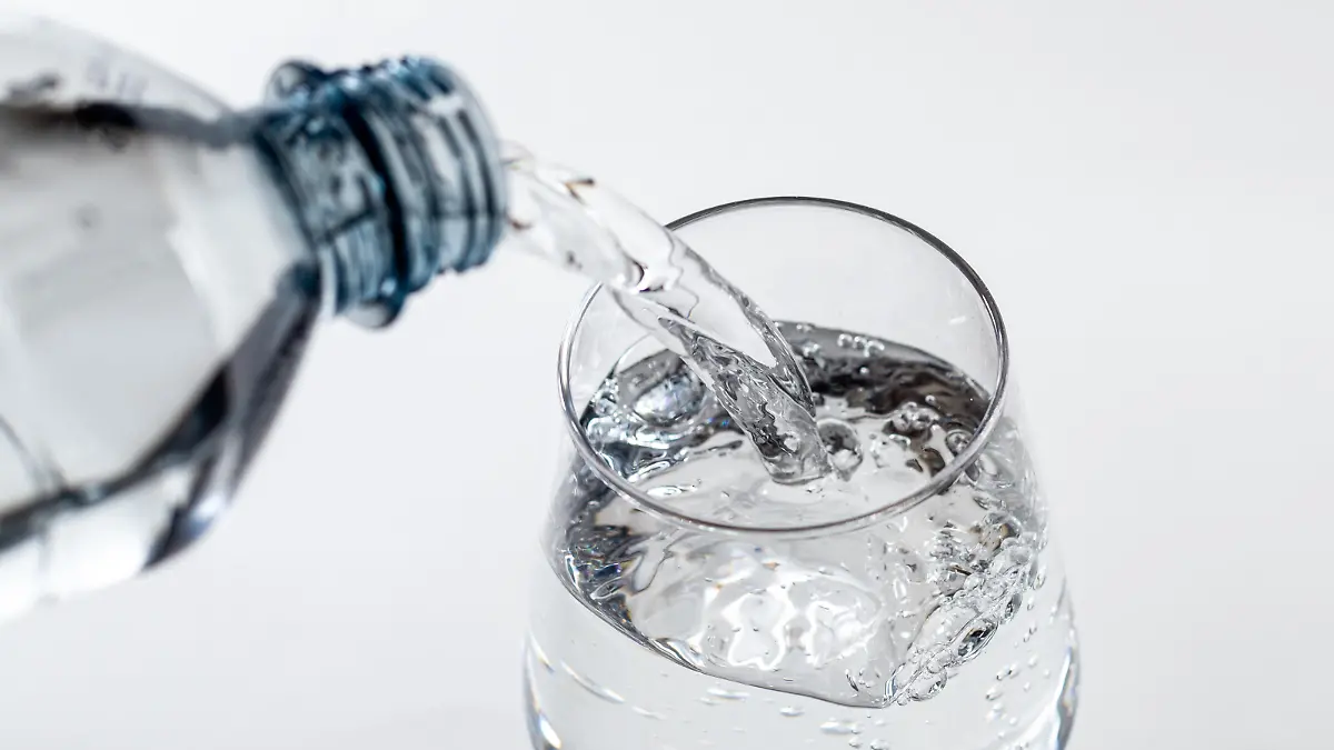 21.06.2022, Gesundheit / erfrischendes Sommergetraenk : Wasser