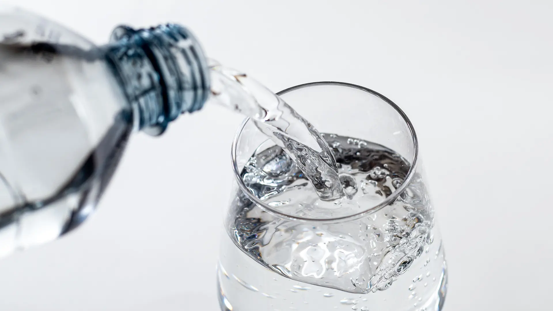 21.06.2022, Gesundheit / erfrischendes Sommergetraenk : Wasser