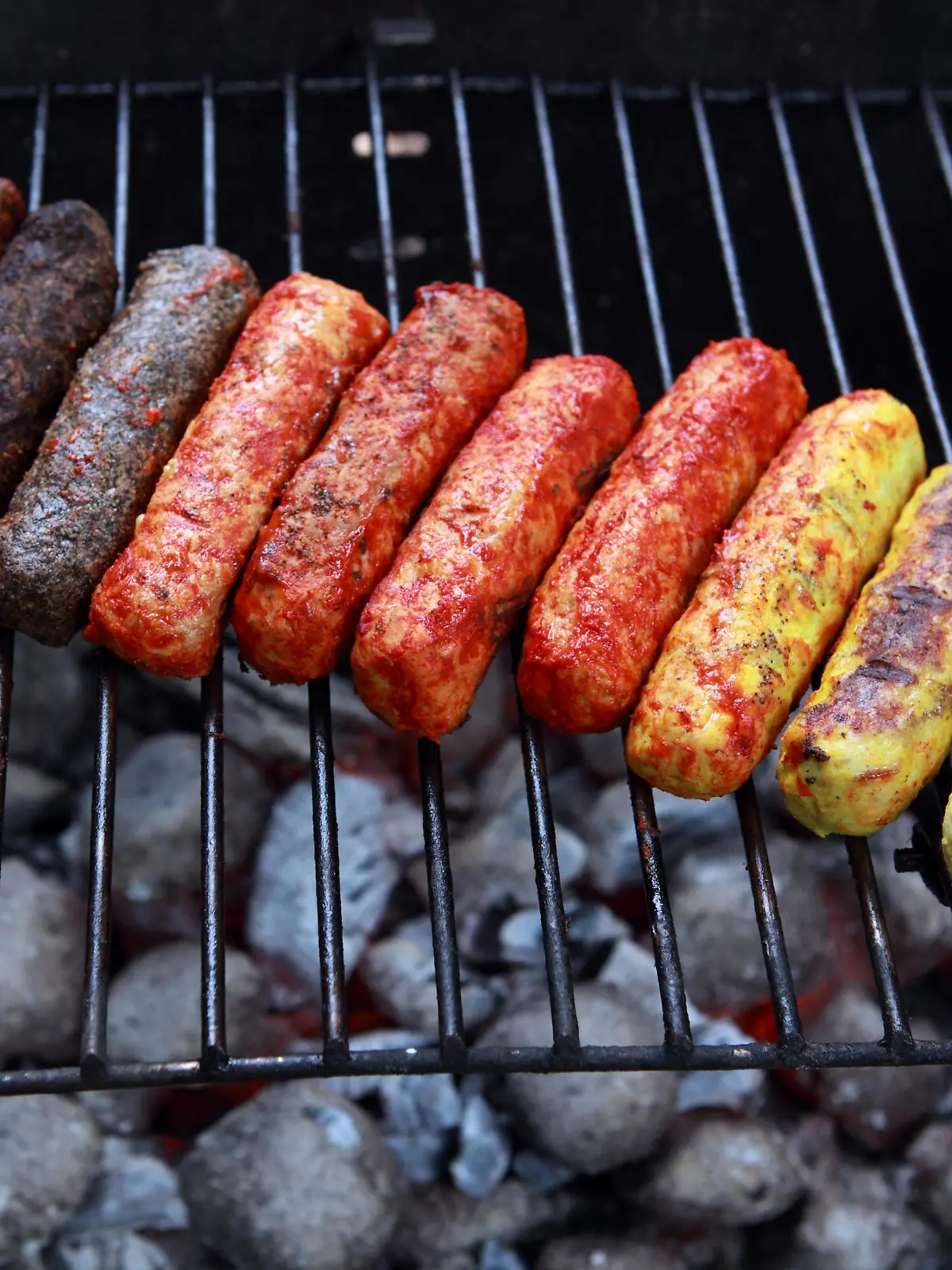 18.06.2016, Berlin, Deutschland, vegane Bratwuerste auf einem Grill. 00S160618D033CARO.JPG