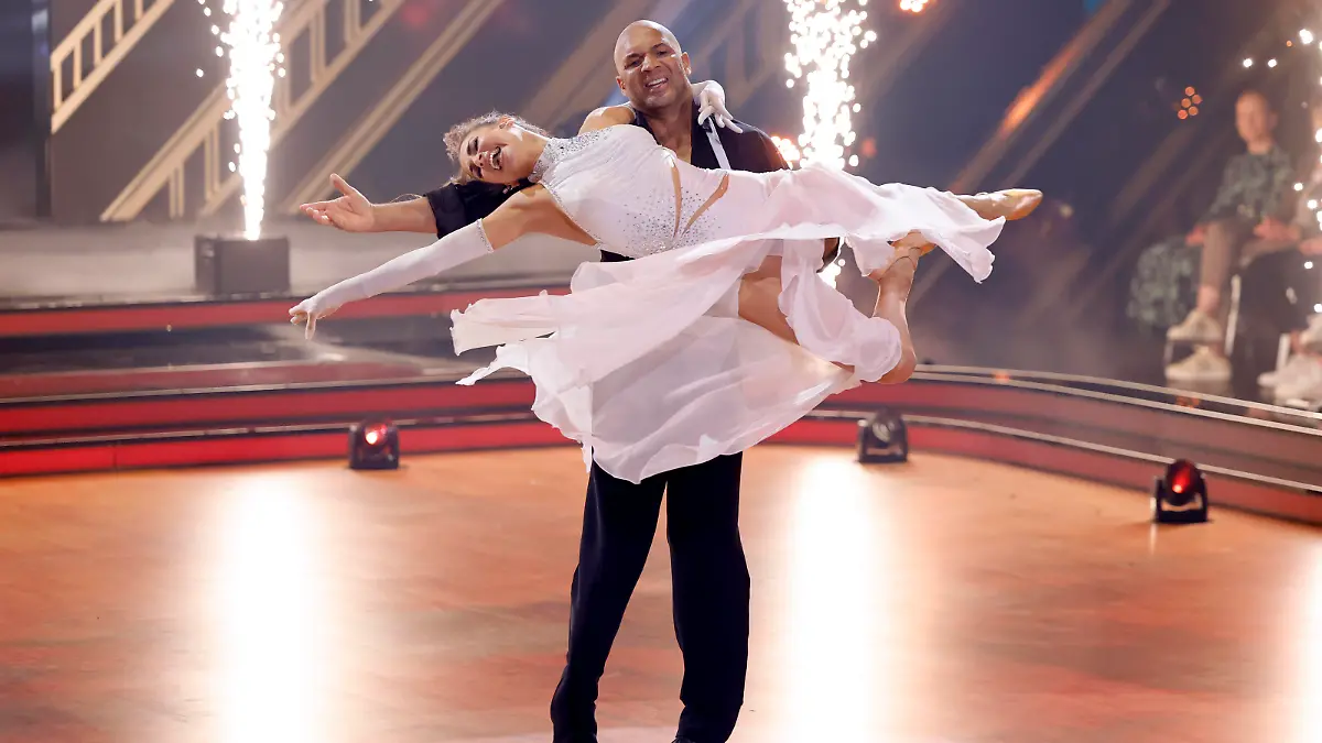 Tänzerin Ekaterina Leonova und Tanzcoach Detlef Soost in der elften Live-Show bei der 17. Staffel der RTL-Tanzshow Let s Dance in den MMC-Studios. Köln, 17.05.2024 NRW Deutschland *** Dancer Ekaterina Leonova and dance coach Detlef Soost in the eleventh live show of the 17th season of the RTL dance show Let s Dance at the MMC Studios Cologne, 17 05 2024 NRW Germany Copyright: xChristophxHardtx