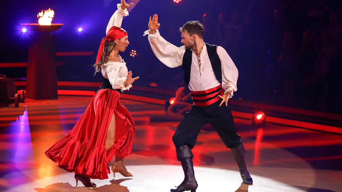 Jana Wosnitza mit Vadim Garbuzov in der elften Live-Show der 17. Staffel der RTL-Tanzshow Let s Dance im MMC Coloneum. Köln, 17.05.2024 *** Jana Wosnitza with Vadim Garbuzov in the eleventh live show of the 17th season of the RTL dance show Let s Dance at the MMC Coloneum Cologne, 17 05 2024 Foto:xR.xSchmiegeltx/xFuturexImagex lets_dance1705_4626