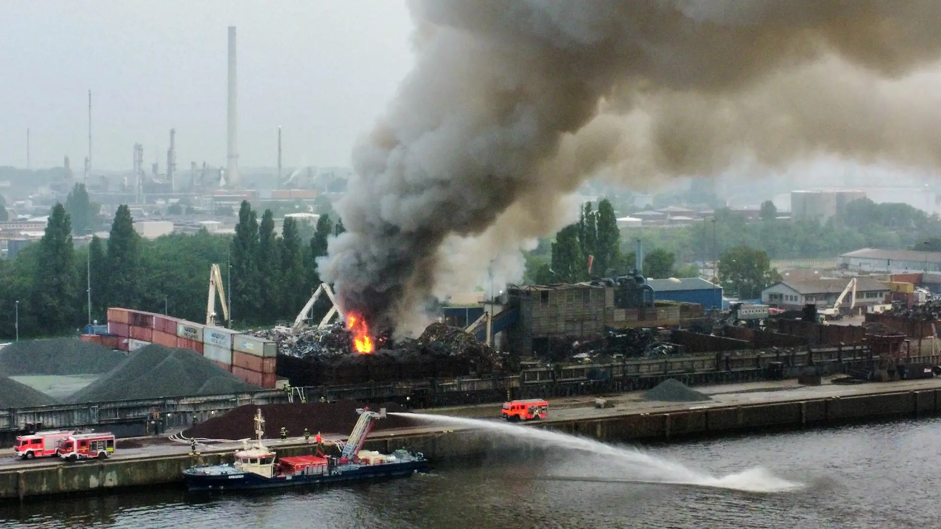 Seit 4.16 Uhr brennt in Hamburg-Heimfeld ein Schrotthaufen.