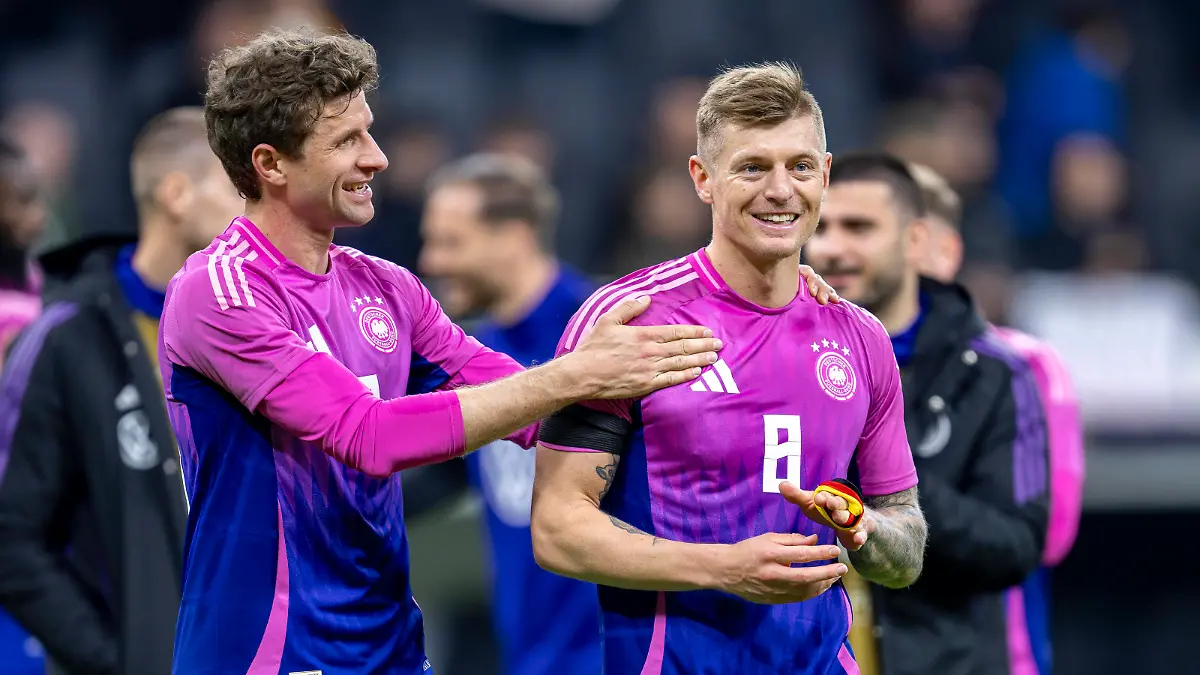 Fußball: Nationalmannschaft, Saison 2023/2024, Länderspiel Deutschland - Niederlande am 26.03.24 in der Deutsche Bank Park in Frankfurt Hessen. Deutschlands Thomas Müller l. scherzt mit Toni Kroos. DFB REGULATIONS PROHIBIT ANY USE OF PHOTOGRAPHS AS IMAGE SEQUENCES AND/OR QUASI-VIDEO *** Soccer national team, season 2023 2024, international match Germany Netherlands on 26 03 24 at the Deutsche Bank Park in Frankfurt Hesse Germanys Thomas Müller l jokes with Toni Kroos DFB REGULATIONS PROHIBIT ANY USE OF PHOTOGRAPHS AS IMAGE SEQUENCES AND OR QUASI VIDEO Copyright: xKirchner/DavidxInderliedx