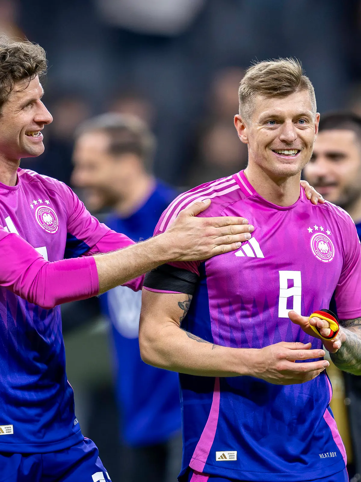 Fußball: Nationalmannschaft, Saison 2023/2024, Länderspiel Deutschland - Niederlande am 26.03.24 in der Deutsche Bank Park in Frankfurt Hessen. Deutschlands Thomas Müller l. scherzt mit Toni Kroos. DFB REGULATIONS PROHIBIT ANY USE OF PHOTOGRAPHS AS IMAGE SEQUENCES AND/OR QUASI-VIDEO *** Soccer national team, season 2023 2024, international match Germany Netherlands on 26 03 24 at the Deutsche Bank Park in Frankfurt Hesse Germanys Thomas Müller l jokes with Toni Kroos DFB REGULATIONS PROHIBIT ANY USE OF PHOTOGRAPHS AS IMAGE SEQUENCES AND OR QUASI VIDEO Copyright: xKirchner/DavidxInderliedx