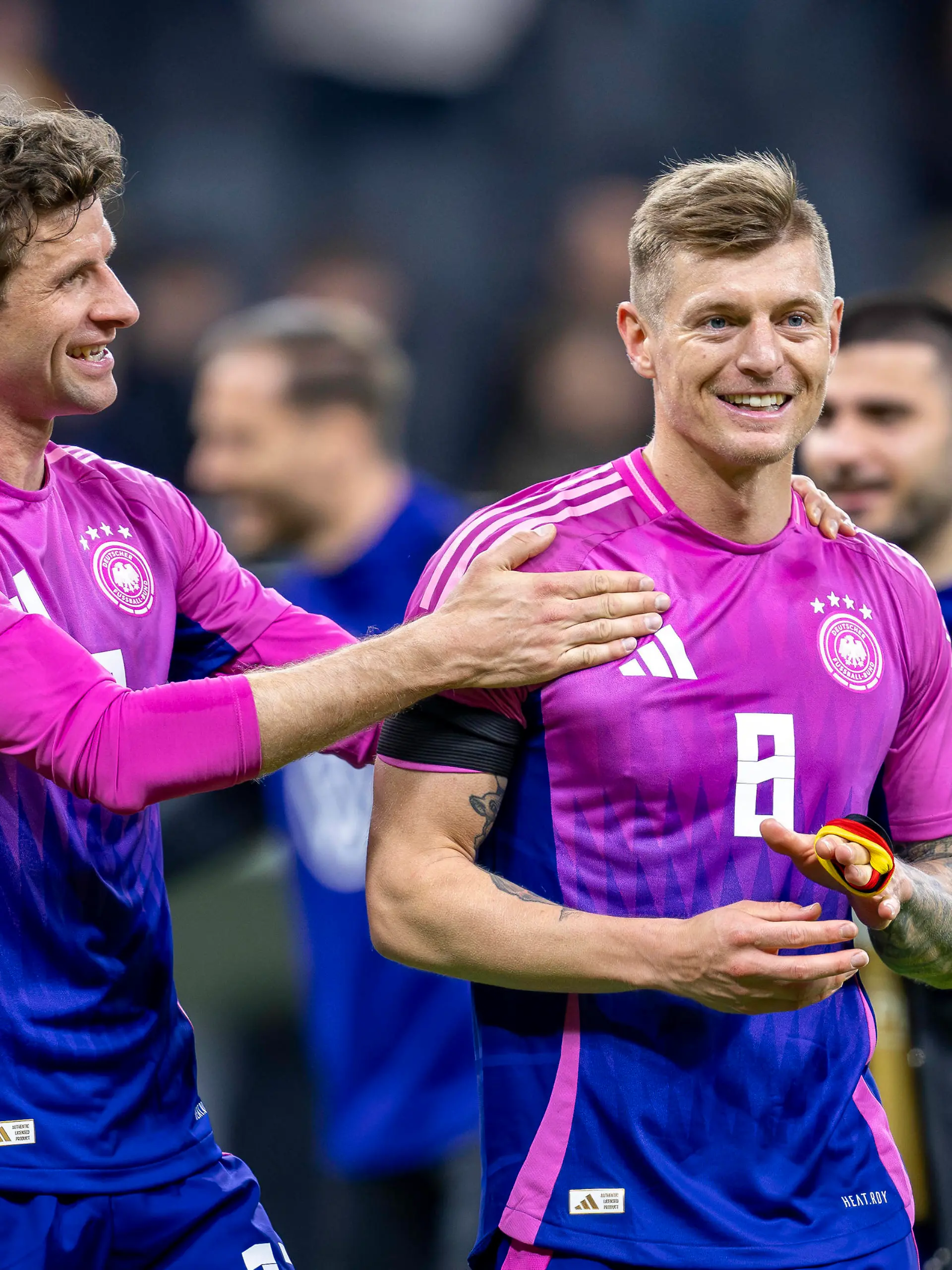 Fußball: Nationalmannschaft, Saison 2023/2024, Länderspiel Deutschland - Niederlande am 26.03.24 in der Deutsche Bank Park in Frankfurt Hessen. Deutschlands Thomas Müller l. scherzt mit Toni Kroos. DFB REGULATIONS PROHIBIT ANY USE OF PHOTOGRAPHS AS IMAGE SEQUENCES AND/OR QUASI-VIDEO *** Soccer national team, season 2023 2024, international match Germany Netherlands on 26 03 24 at the Deutsche Bank Park in Frankfurt Hesse Germanys Thomas Müller l jokes with Toni Kroos DFB REGULATIONS PROHIBIT ANY USE OF PHOTOGRAPHS AS IMAGE SEQUENCES AND OR QUASI VIDEO Copyright: xKirchner/DavidxInderliedx