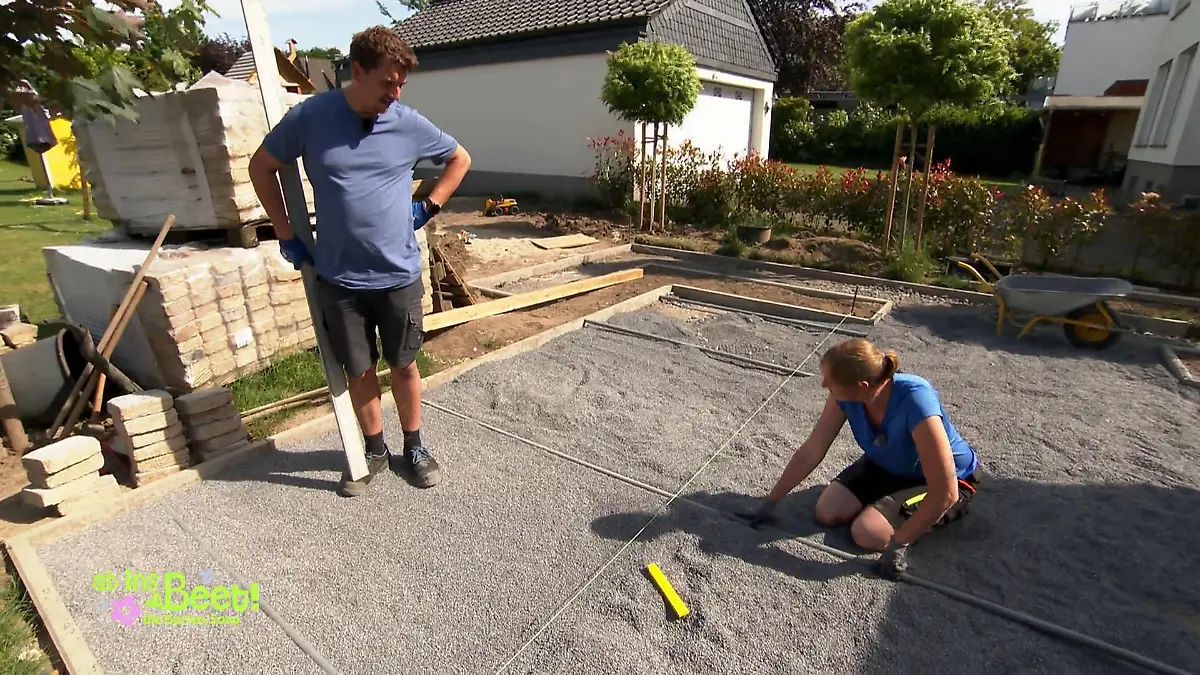 Erst Splitt verteilen, dann wird gepflastert Lisa will  Steine sehen