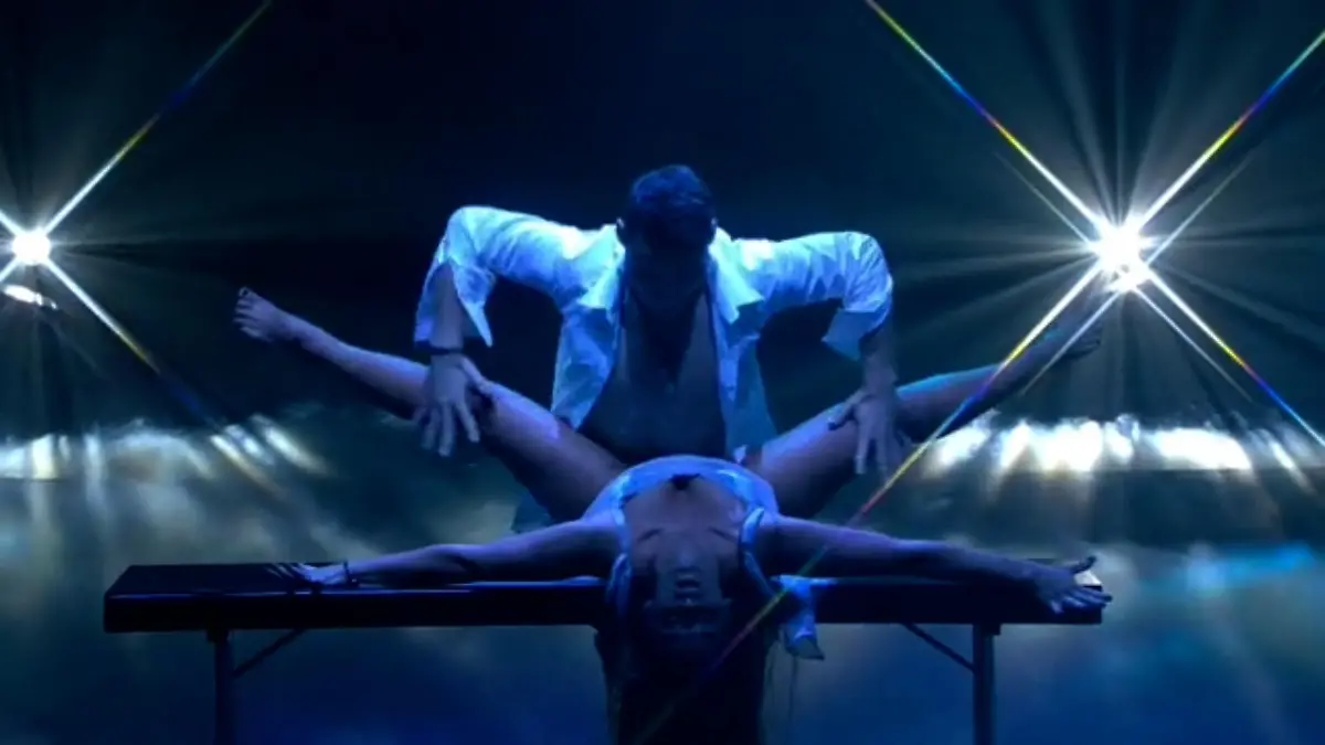 Sarah Lombardi und Robert Beitsch tanzen einen Contemporary Let's Dance 2016: Sechste Liveshow