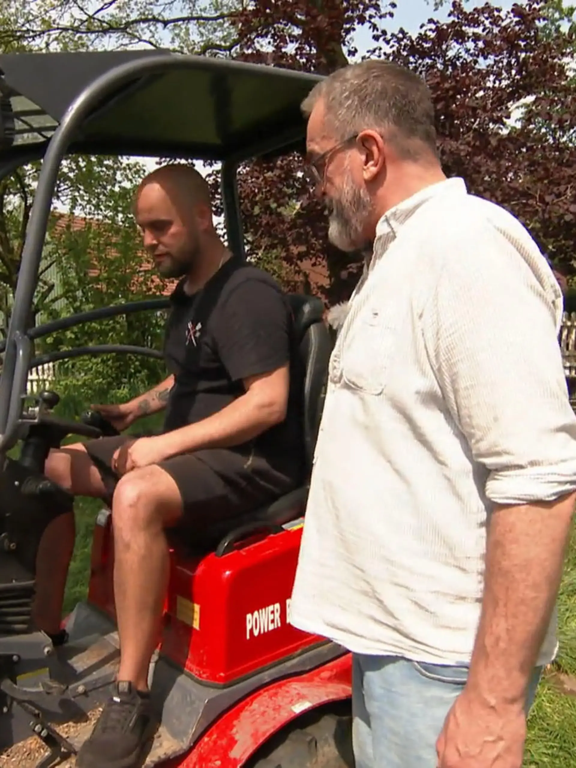 Bild zu: "Dennis wagt sich an den Hoflader"