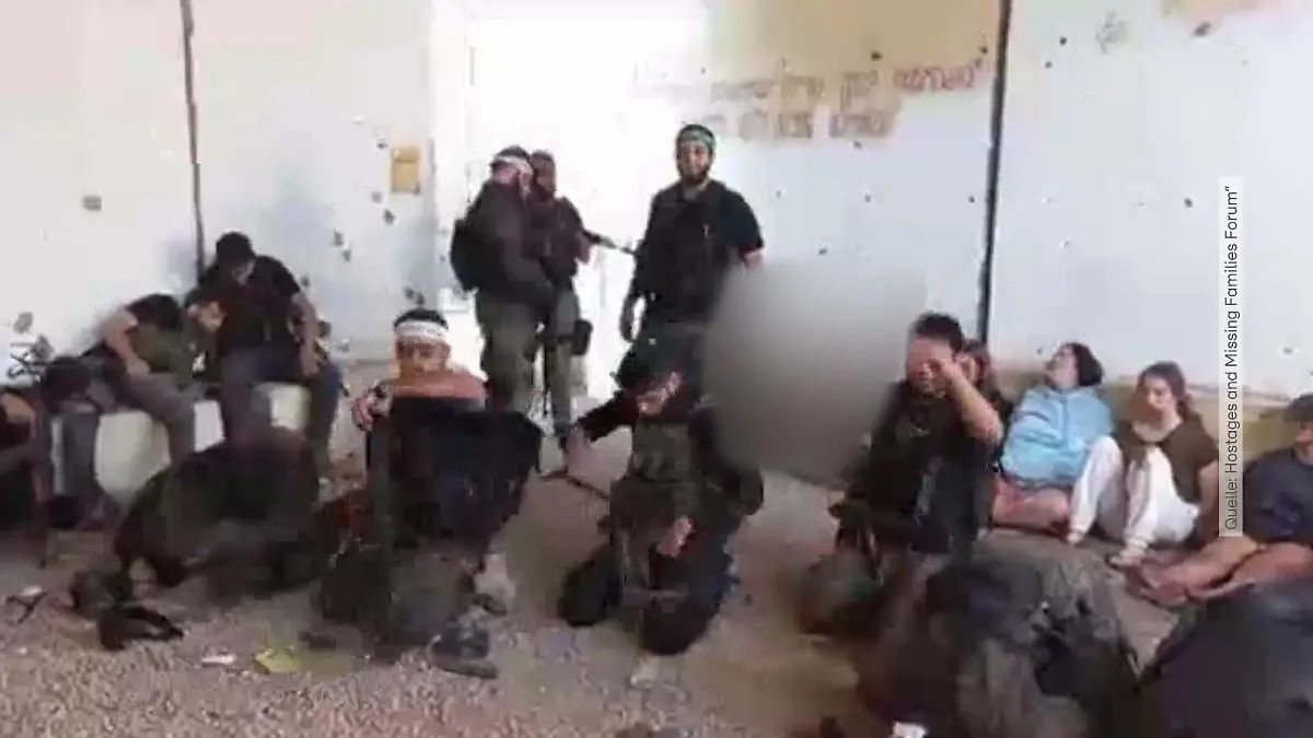 Noch immer sind mehr als 100 israelische Geiseln in den Händen der Hamas. Auch diese fünf Mädchen wurden von der Hamas überfallen.