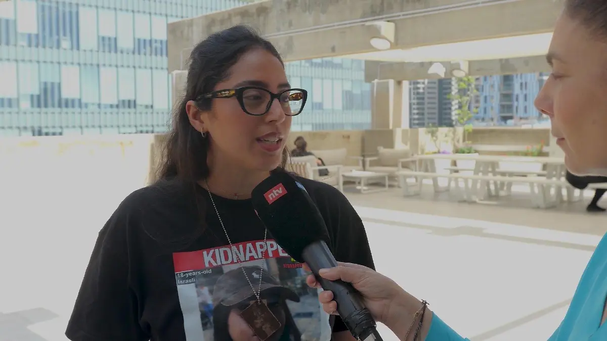 RTL-Reporterin Raschel Blufarb im Gespräch mit Roni Albag. Ihre Schwester befindet sich noch immer in den Fängen der Hamas-Terroristen.