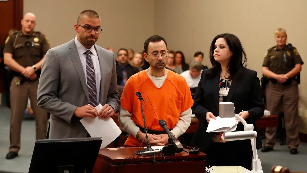 Larry Nassar (54, M), der ehemalige Teamarzt der amerikanischen Turnerinnen, kommt am 22.11.2017 zu seiner Anhörung in einem Gericht in Lansing (USA). Der Arzt wird wegen mehrfachen sexuellen Übergriffen angeklagt, ihm drohen wohl mindestens 25 Jahre Haft. (zu dpa "«Spitze des Eisbergs»: Olympiasiegerin Douglas spricht von Missbrauch" vom 22.11.2017) Foto: Paul Sancya/AP/dpa +++(c) dpa - Bildfunk+++