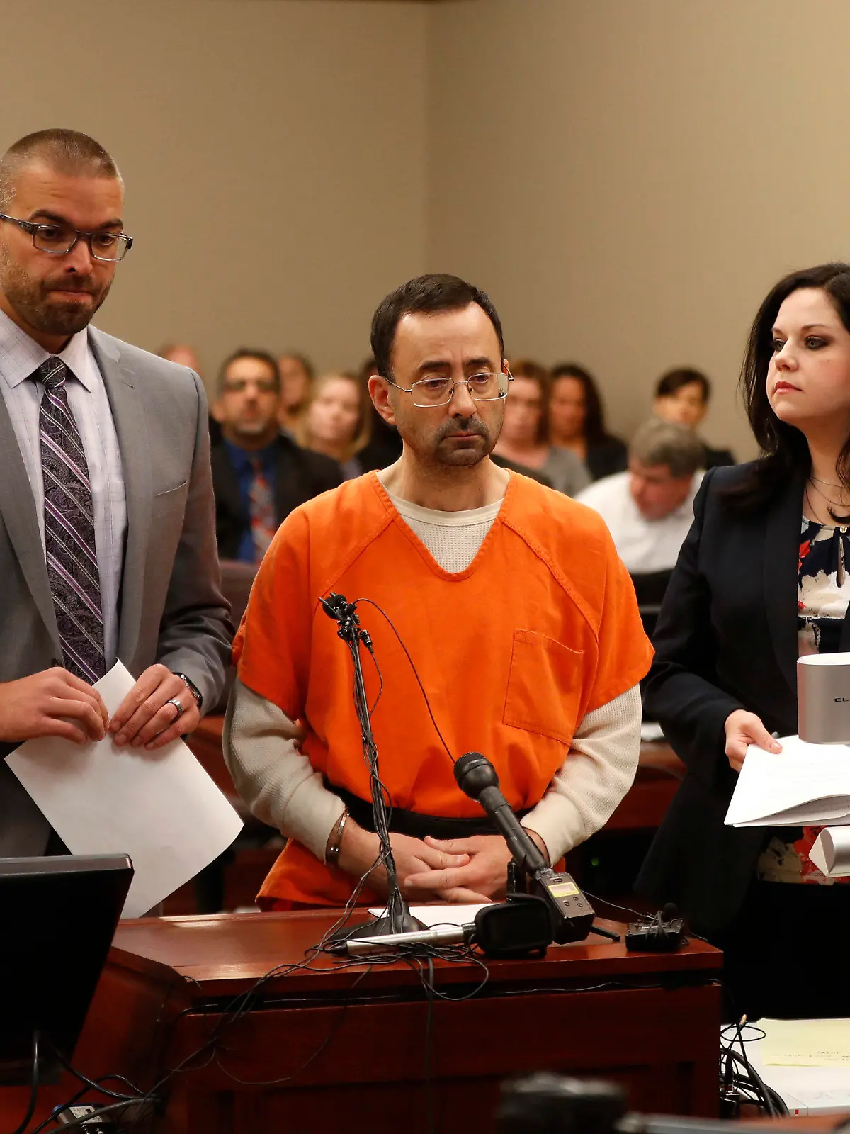 Larry Nassar (54, M), der ehemalige Teamarzt der amerikanischen Turnerinnen, kommt am 22.11.2017 zu seiner Anhörung in einem Gericht in Lansing (USA). Der Arzt wird wegen mehrfachen sexuellen Übergriffen angeklagt, ihm drohen wohl mindestens 25 Jahre Haft. (zu dpa "«Spitze des Eisbergs»: Olympiasiegerin Douglas spricht von Missbrauch" vom 22.11.2017) Foto: Paul Sancya/AP/dpa +++(c) dpa - Bildfunk+++