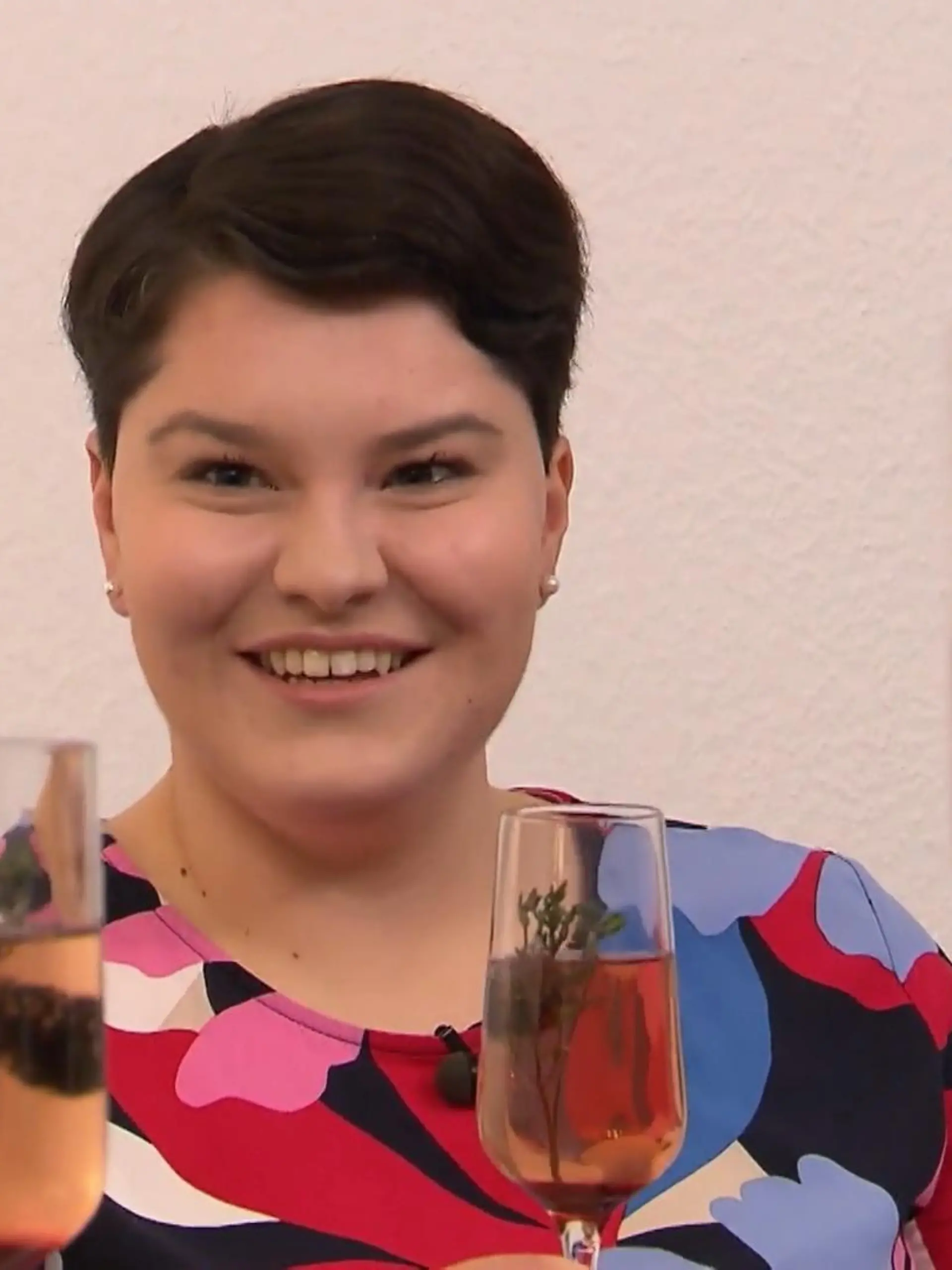 Bild zu: "Das ist Gastgeberin Vicky jetzt ein wenig peinlich"