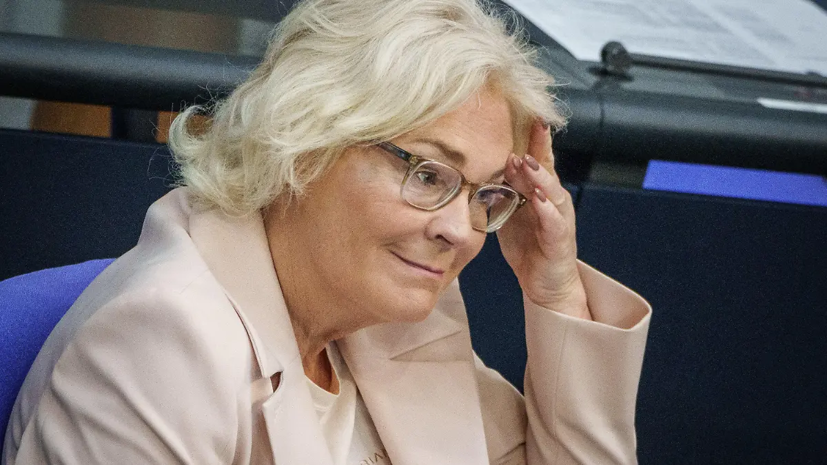 20.05.2022, Berlin: Christine Lambrecht (SPD), Verteidigungsministerin, verfolgt die Debatte im Plenarsaal im Bundestag. Das Parlament befasst sich unter anderem mit der Abstimmungen über die Bundeswehr-Einsätze Minusma und EUTM in Westafrika. Foto: Michael Kappeler/dpa +++ dpa-Bildfunk +++