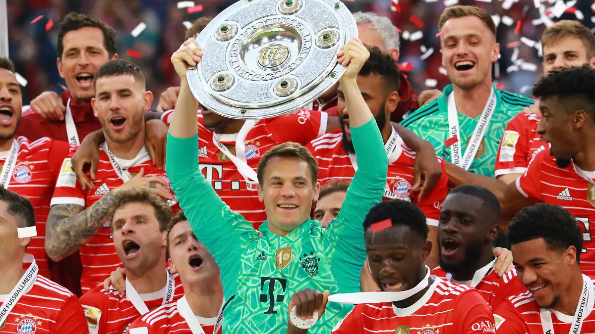 Manuel Neuer und seine Mannschaft, Mitspieler, jubeln mit Meisterschale, Meisterehrung, Ehrung, Deutscher Meister 21-22, uebergabe der Meisterschale und Medaillen der DFL, Jubel, Meisterjubel, Deutscher Meister 2021-2022 Fussball /1. BL / FC Bayern Muenchen - VfB Stuttgart / 08.05.2022 / Allianz Arena / FOTO: Mladen Lackovic / LakoPress *** Manuel Neuer and his team, teammates, cheering with championship trophy, championship honor, honor, German champion 21 22, handing over the championship trophy and medals of the DFL, cheering, championship cheer, German champion 2021 2022 Football 1 BL FC Bayern Muenchen VfB Stuttgart 08 05 2022 Allianz Arena PHOTO Mladen Lackovic LakoPress