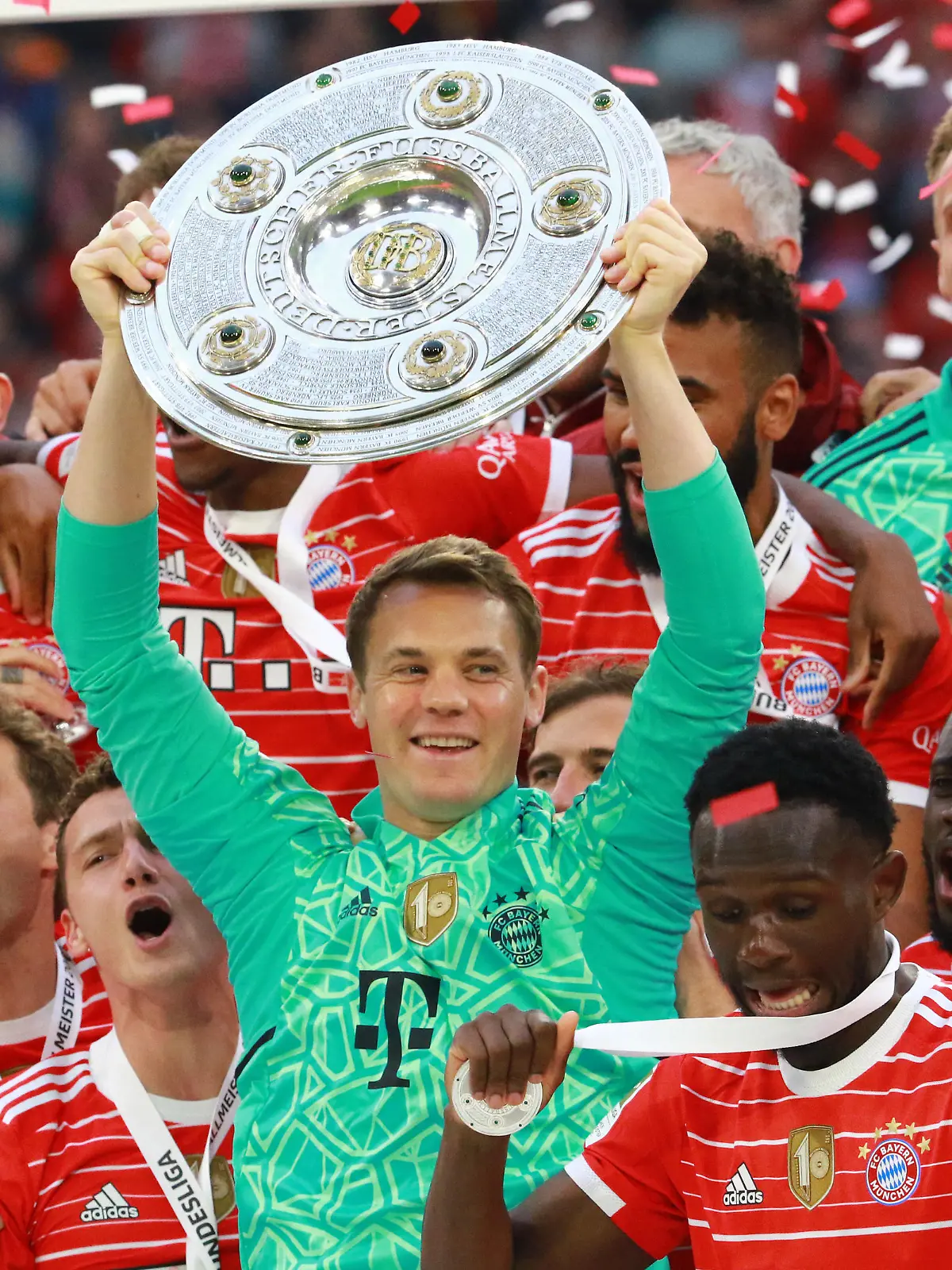  Manuel Neuer und seine Mannschaft, Mitspieler, jubeln mit Meisterschale, Meisterehrung, Ehrung, Deutscher Meister 21-22, uebergabe der Meisterschale und Medaillen der DFL, Jubel, Meisterjubel, Deutscher Meister 2021-2022 Fussball /1. BL / FC Bayern Muenchen - VfB Stuttgart / 08.05.2022 / Allianz Arena / FOTO: Mladen Lackovic / LakoPress *** Manuel Neuer and his team, teammates, cheering with championship trophy, championship honor, honor, German champion 21 22, handing over the championship trophy and medals of the DFL, cheering, championship cheer, German champion 2021 2022 Football 1 BL FC Bayern Muenchen VfB Stuttgart 08 05 2022 Allianz Arena PHOTO Mladen Lackovic LakoPress