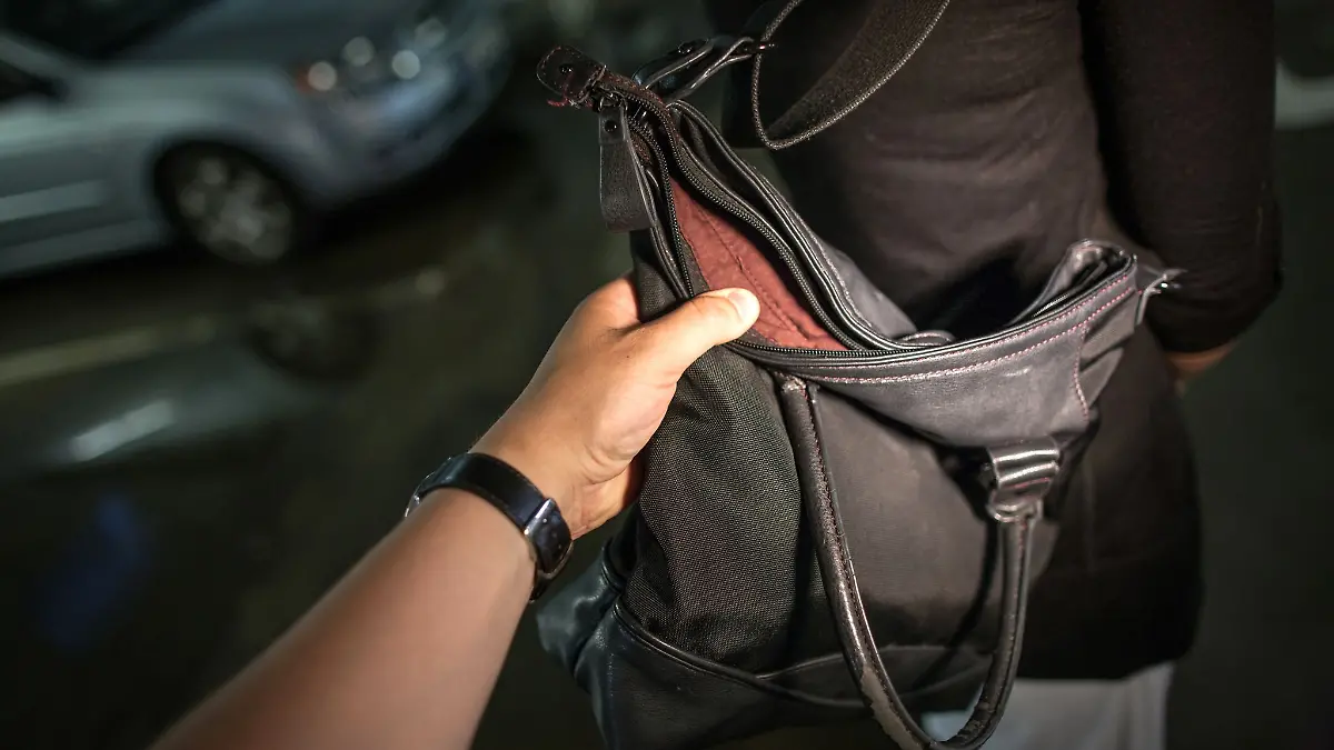Ein Mann klaut einem siebenjährigen Mädchen in Bremerhaven die Tasche mit Handy. Jetzt sucht die Polizei den flüchtigen Täter. (Symbolbild)