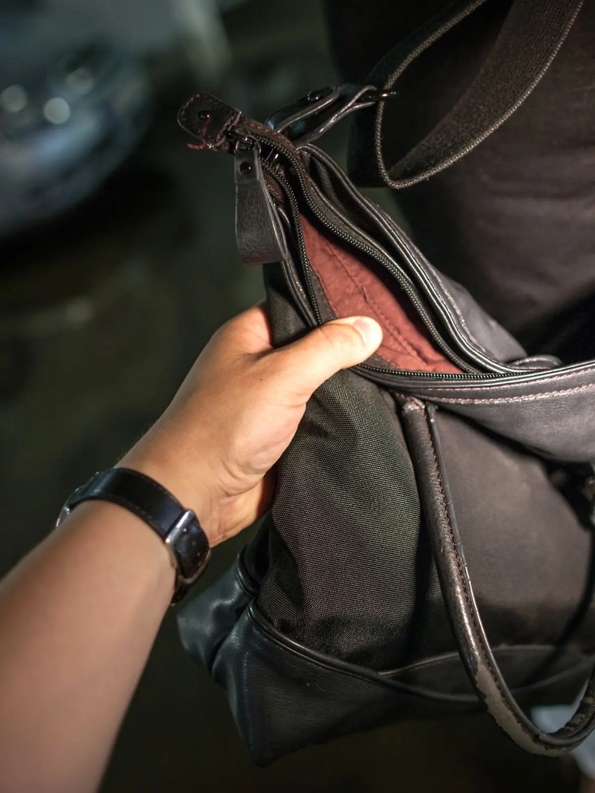 Ein Mann klaut einem siebenjährigen Mädchen in Bremerhaven die Tasche mit Handy. Jetzt sucht die Polizei den flüchtigen Täter. (Symbolbild)