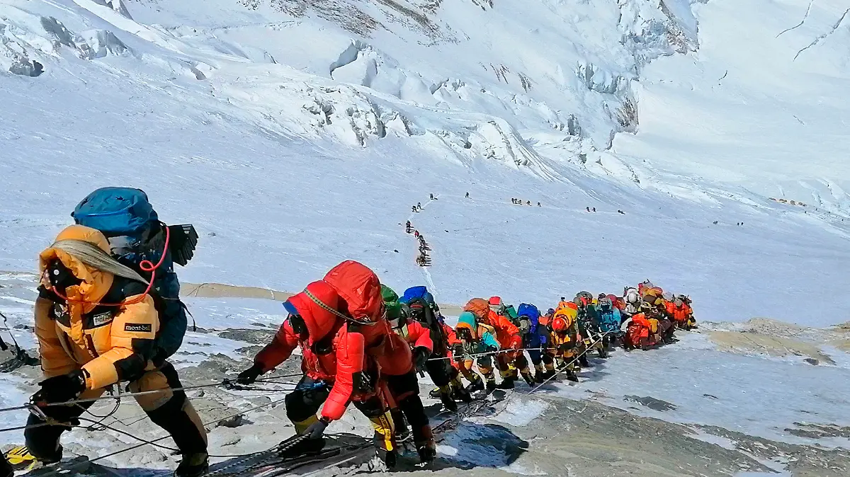 ARCHIV - 29.05.2019, Nepal, Mount Everest: In einer langen Schlange klettern Bergsteiger auf einem Pfad knapp unterhalb von Lager vier am Mount Everest. (zu dpa: «Nepalesischer Bergführer besteigt Mount Everest zum 30. Mal») Foto: Rizza Alee/AP/dpa +++ dpa-Bildfunk +++