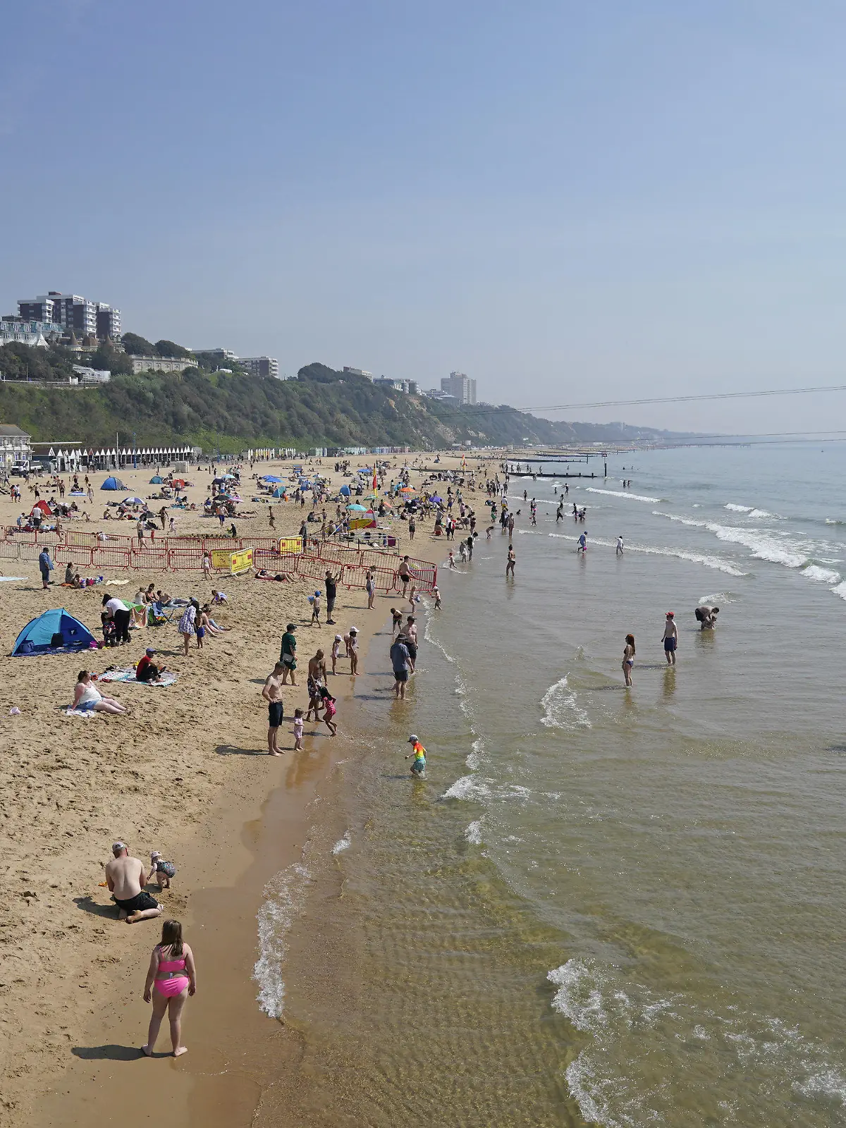 12.05.2024, Großbritannien, Bournemouth: Menschen halten sich bei sonnigem Wetter am Strand von Bournemouth auf. Foto: Andrew Matthews/PA Wire/dpa +++ dpa-Bildfunk +++