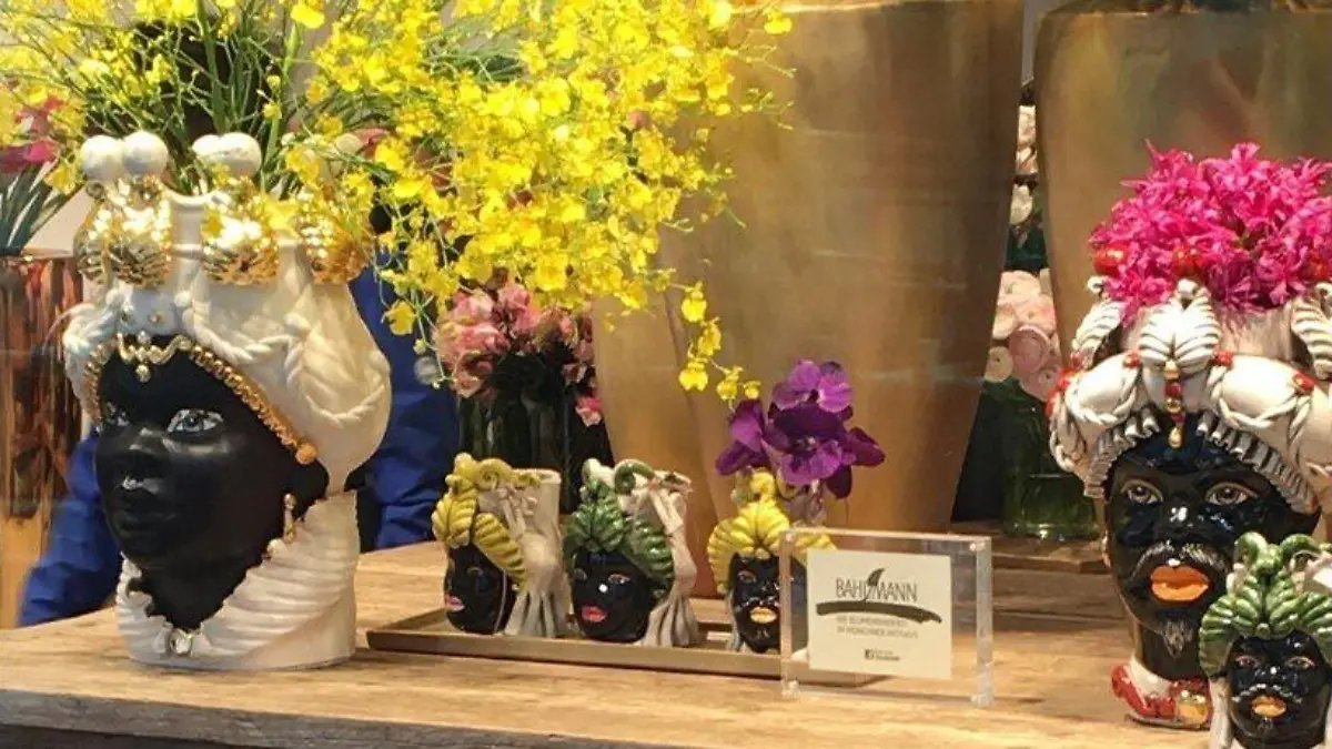 Rassistische Blumenvasen in Münchner Blumenladen